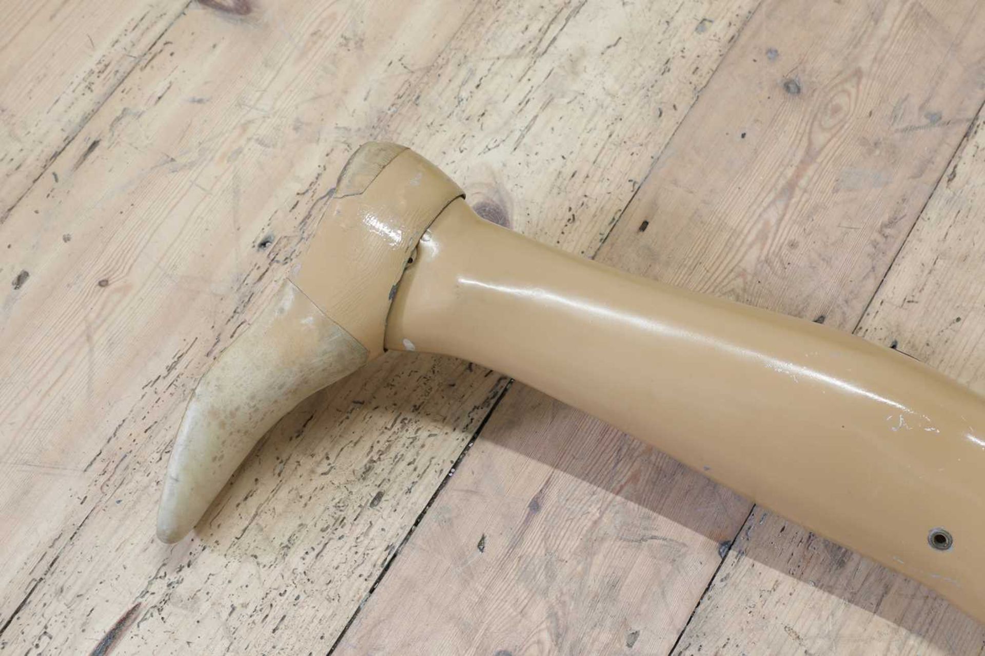 An aluminium prosthetic leg, - Image 4 of 5