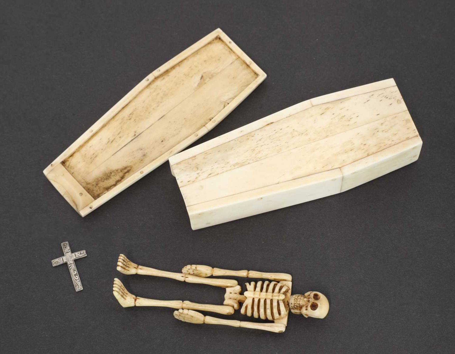 A carved bone casket, - Bild 2 aus 2
