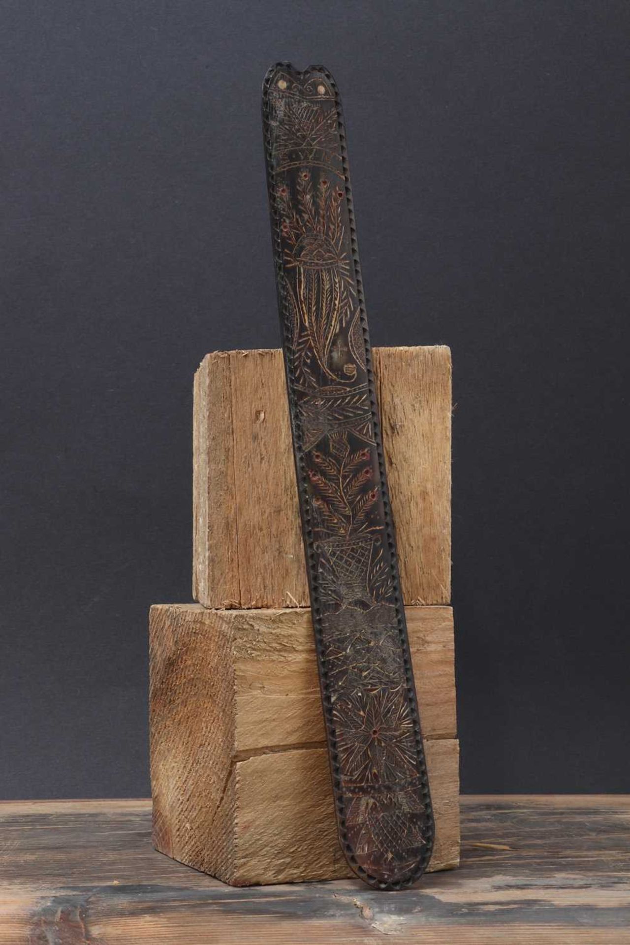 A carved baleen whalebone corset stay busk, - Bild 2 aus 2