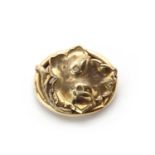 A gold leaf design brooch,