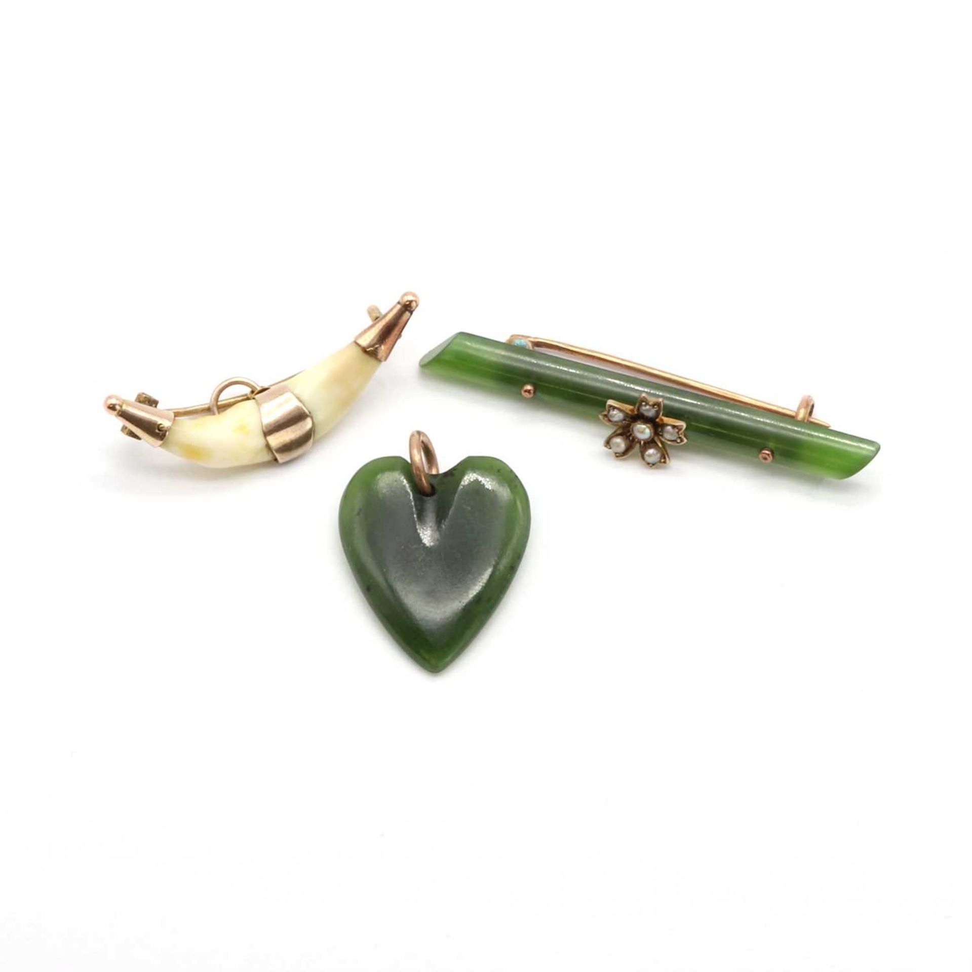A nephrite and split pearl bar brooch,