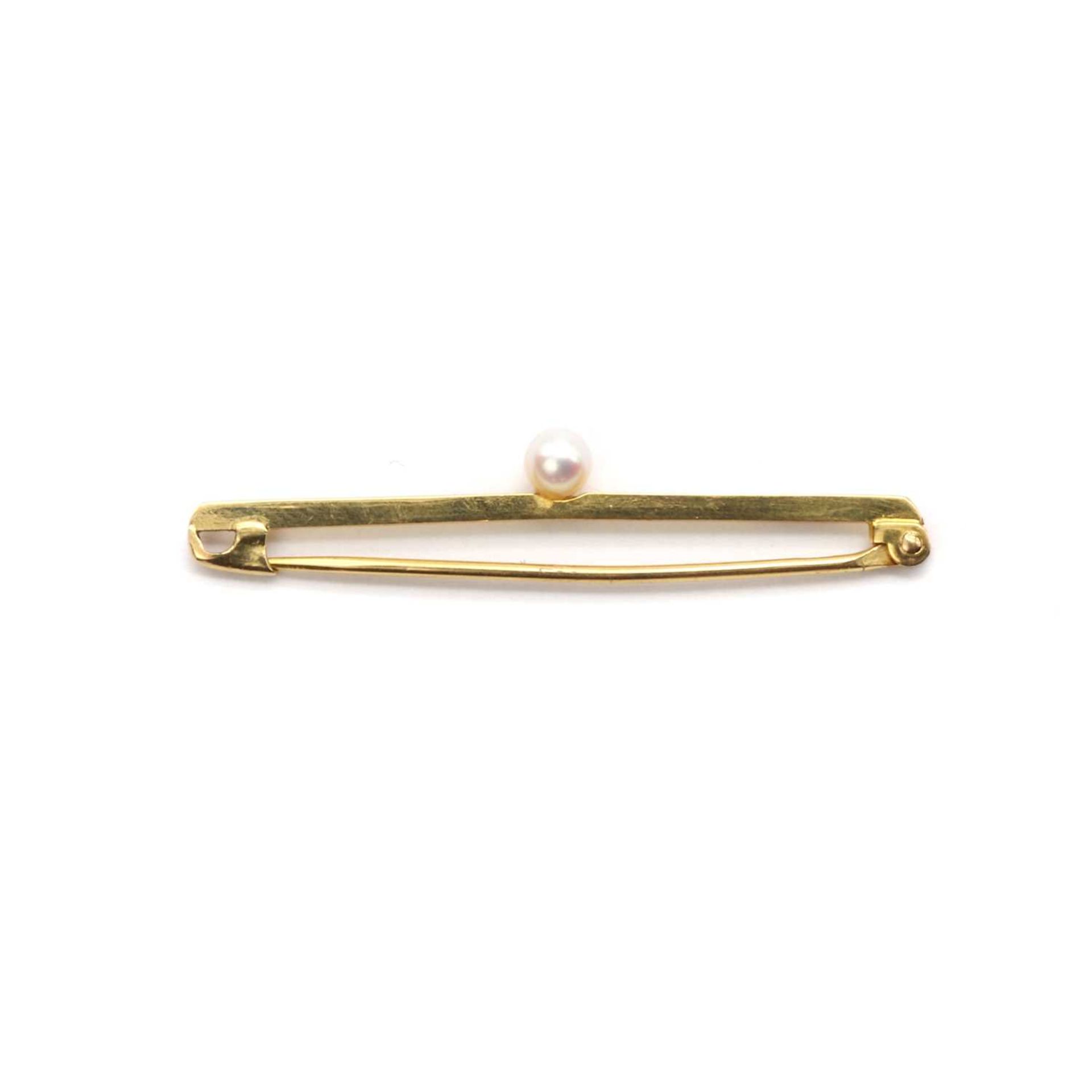 A 9ct gold cultured pearl bar brooch, by Cropp & Farr, - Bild 2 aus 3