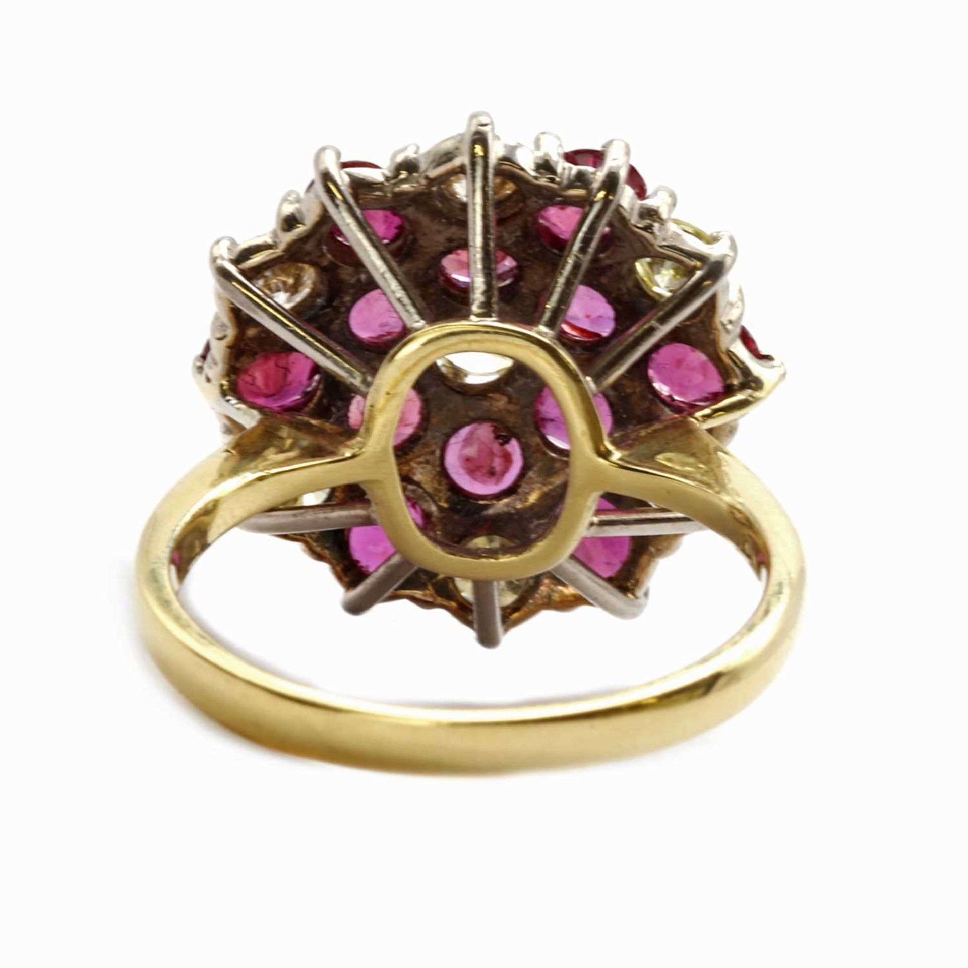 An 18ct gold ruby and diamond cluster ring, - Bild 2 aus 3
