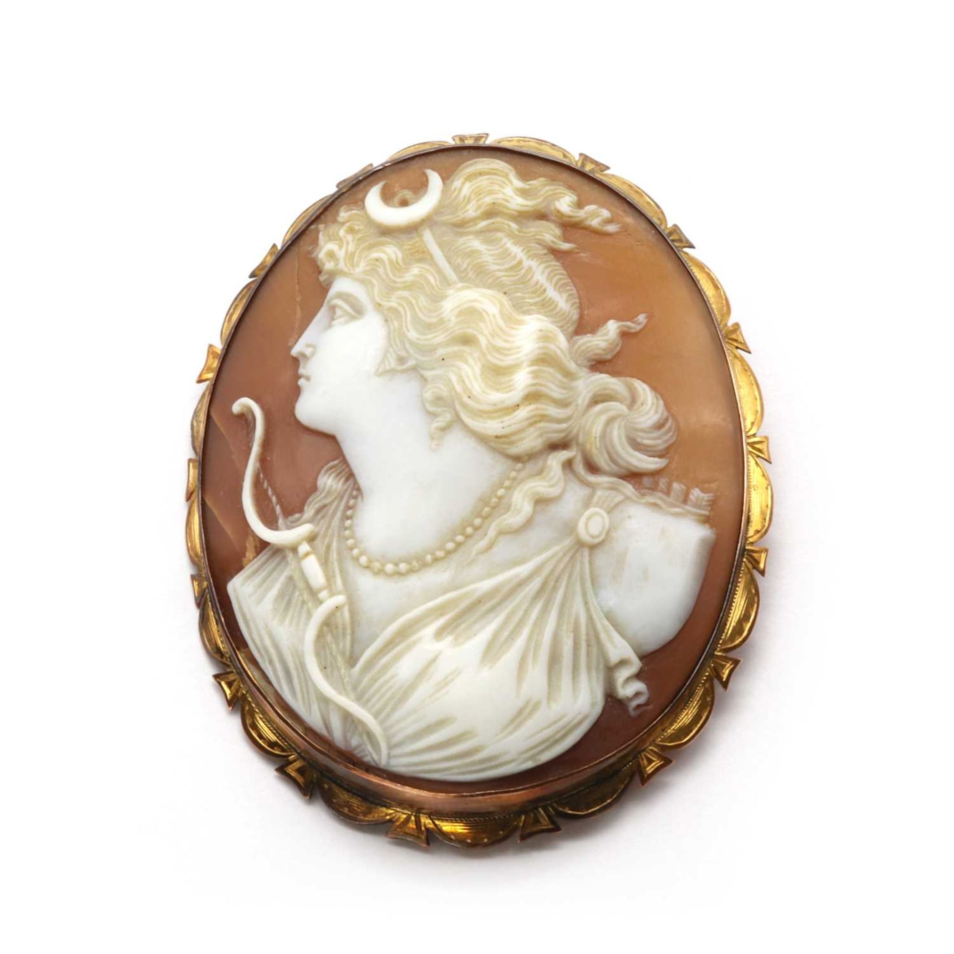 A gold shell cameo,