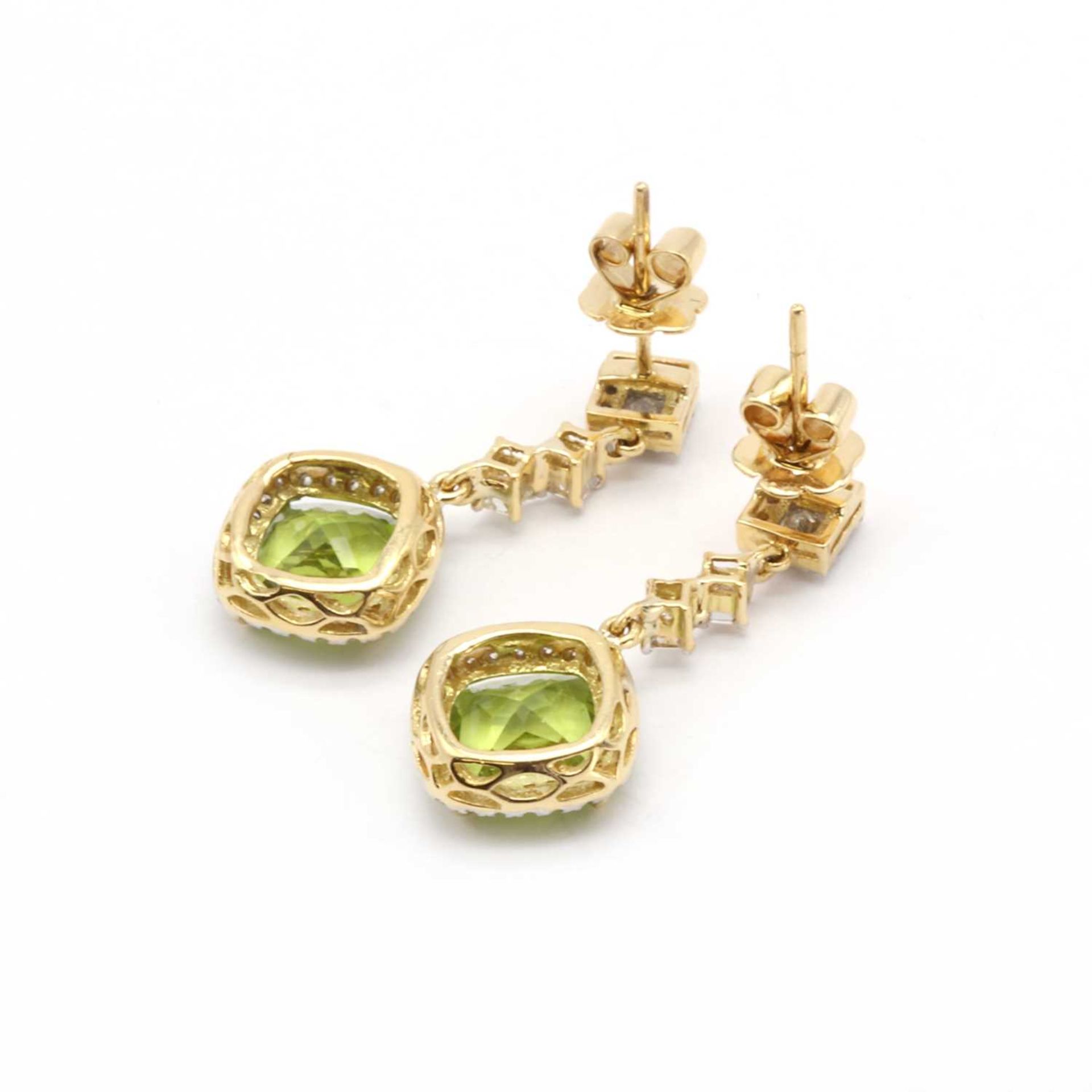 A pair of gold peridot and diamond drop earrings, - Bild 2 aus 2