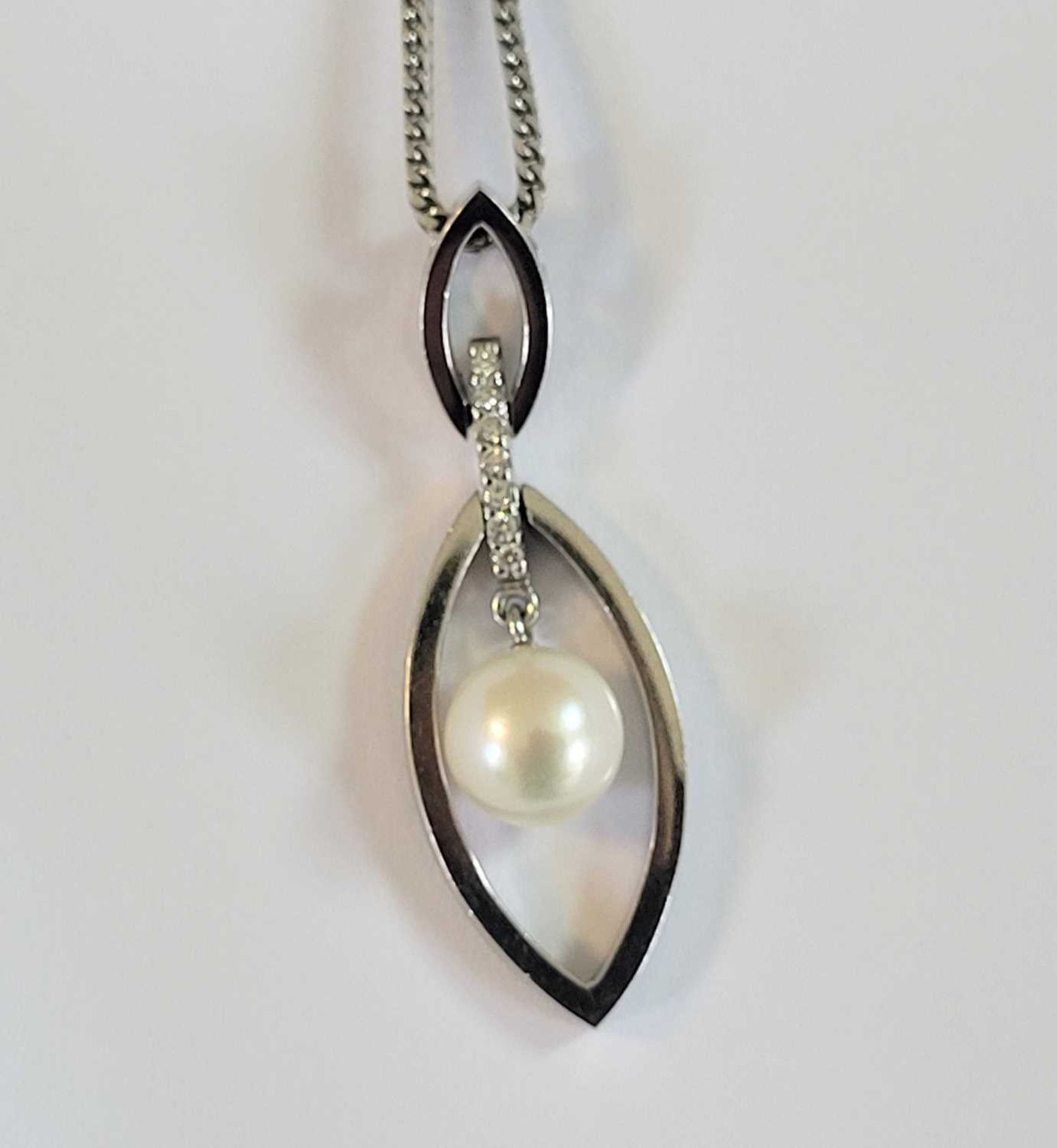 An 18ct white gold diamond and cultured pearl pendant, - Bild 2 aus 2