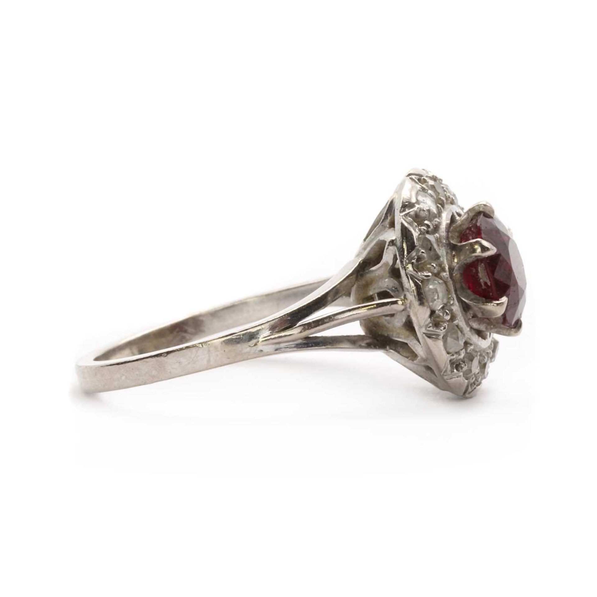 A white gold ruby and diamond cluster ring, - Bild 2 aus 3