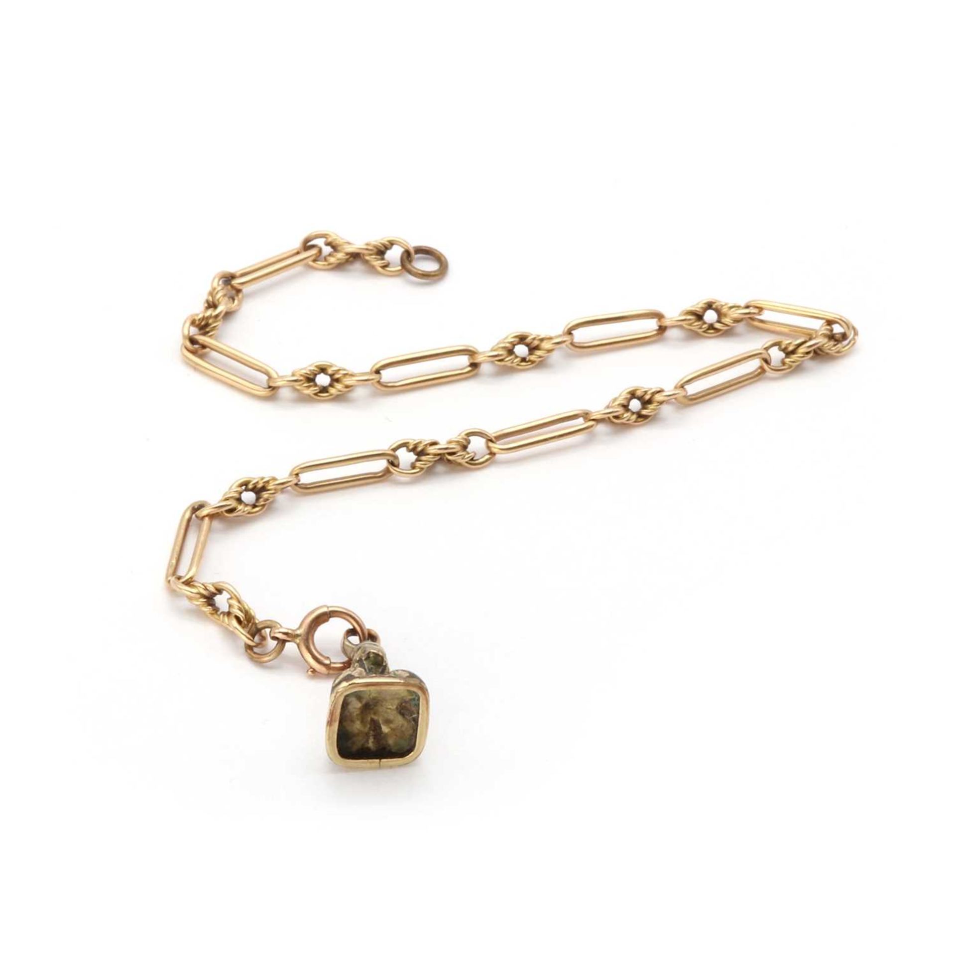 A gold fetter link bracelet,