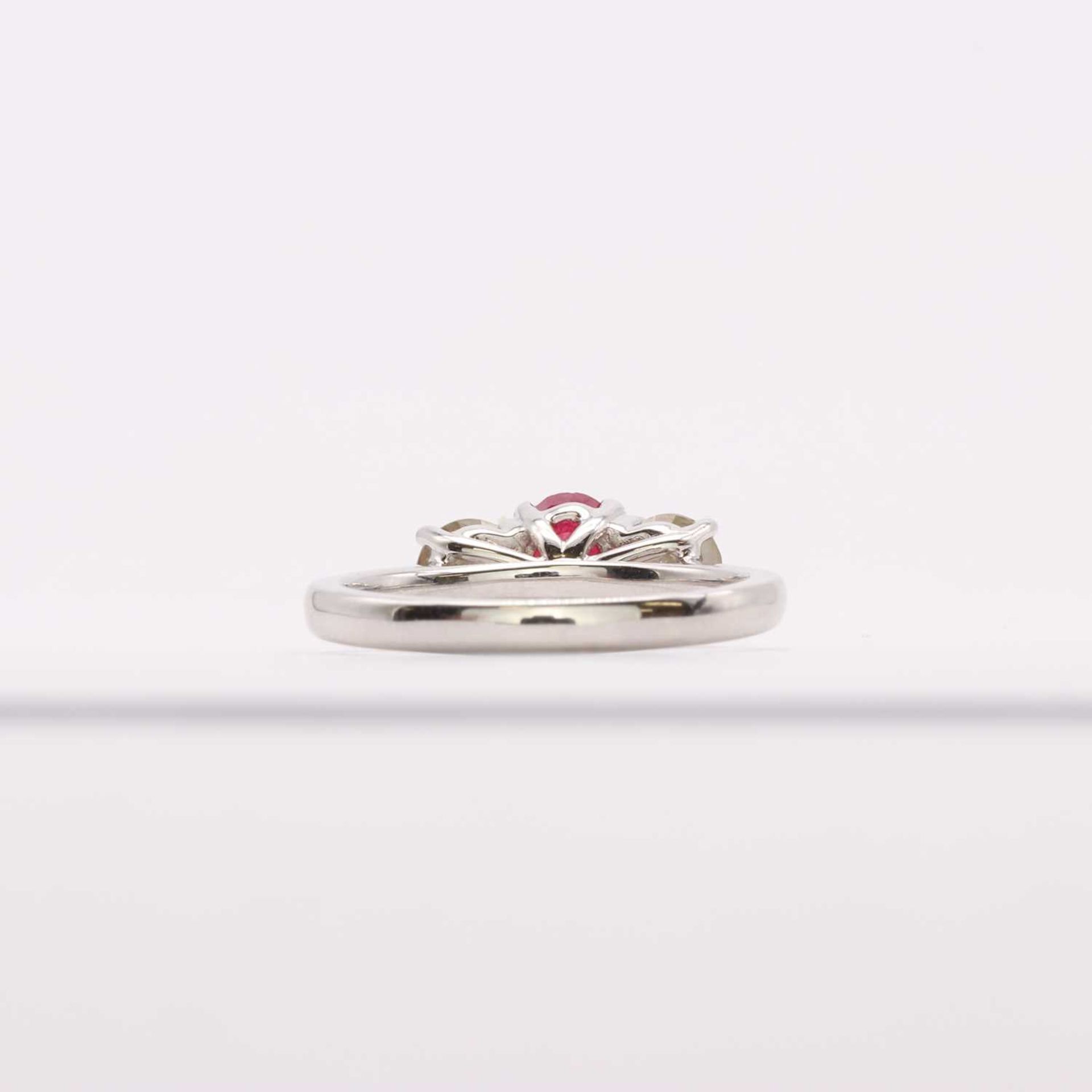 An 18ct white gold three stone fracture filled ruby and diamond ring, - Bild 2 aus 4