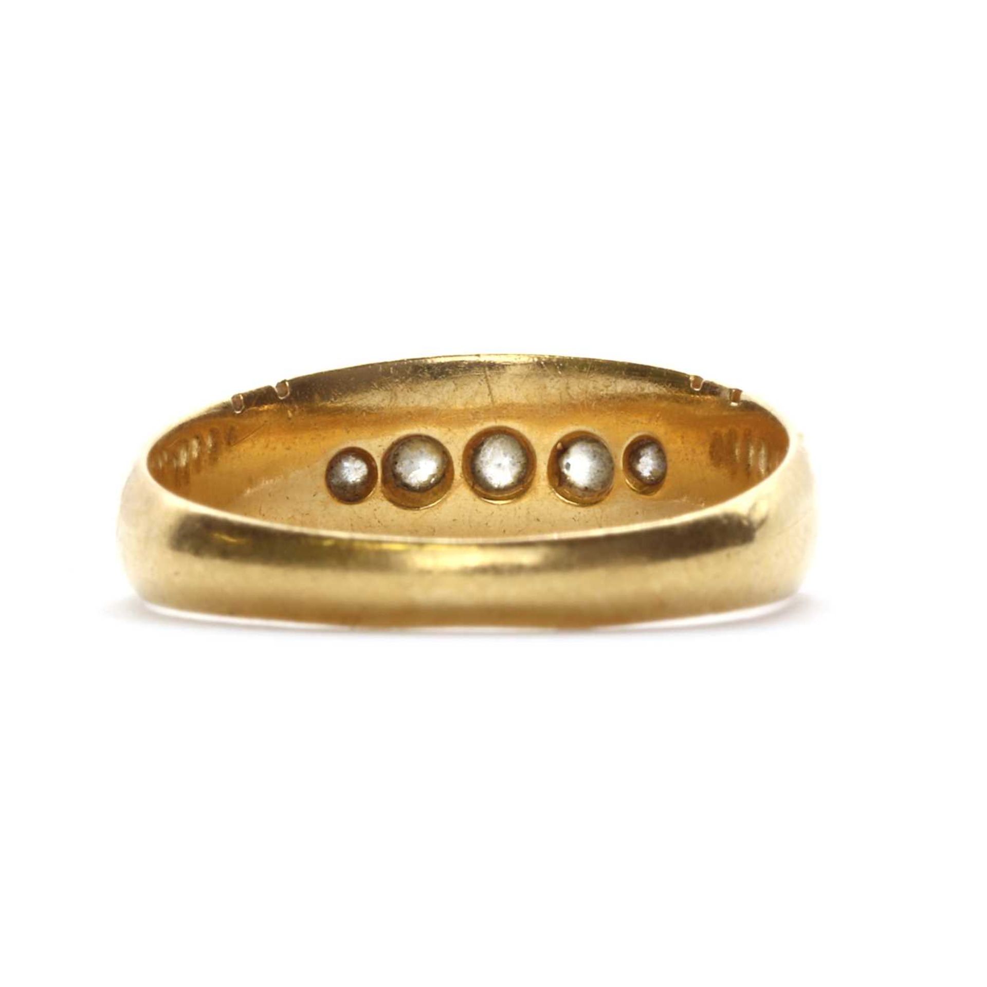 A Victorian 18ct gold five stone diamond ring, - Bild 2 aus 3