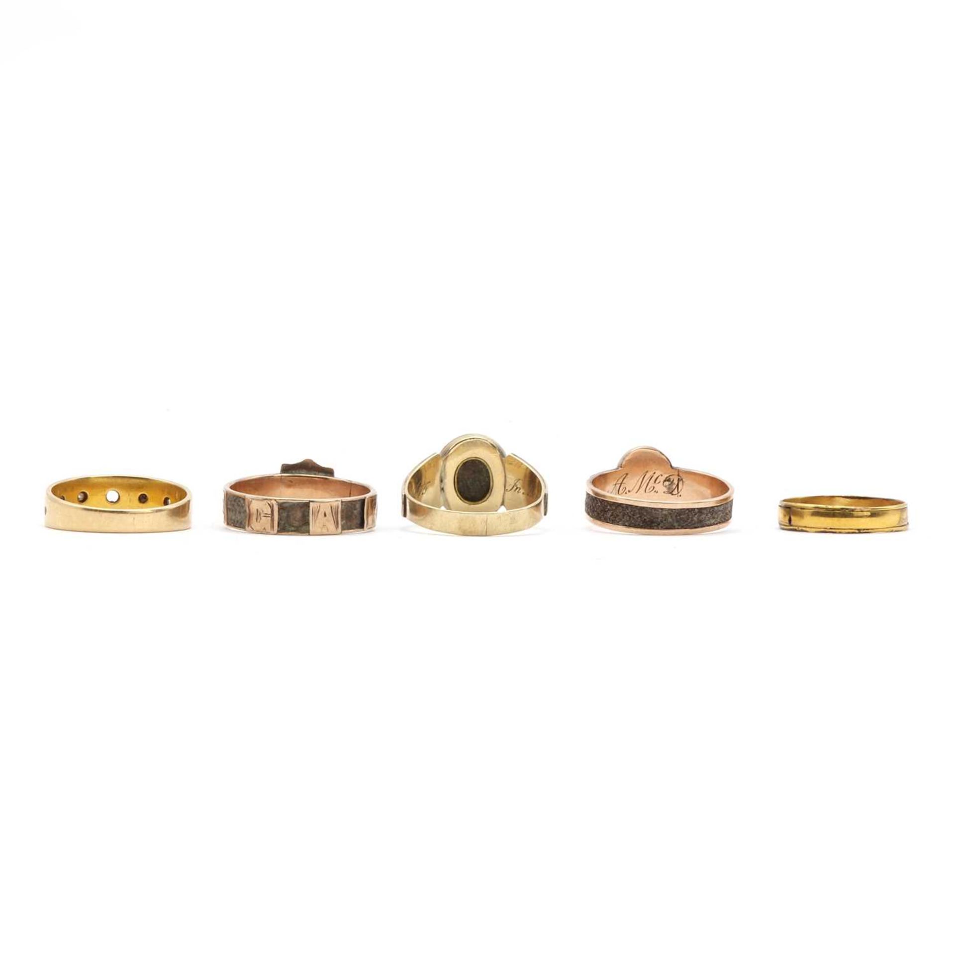 Five Victorian gold memorial rings, - Bild 2 aus 3