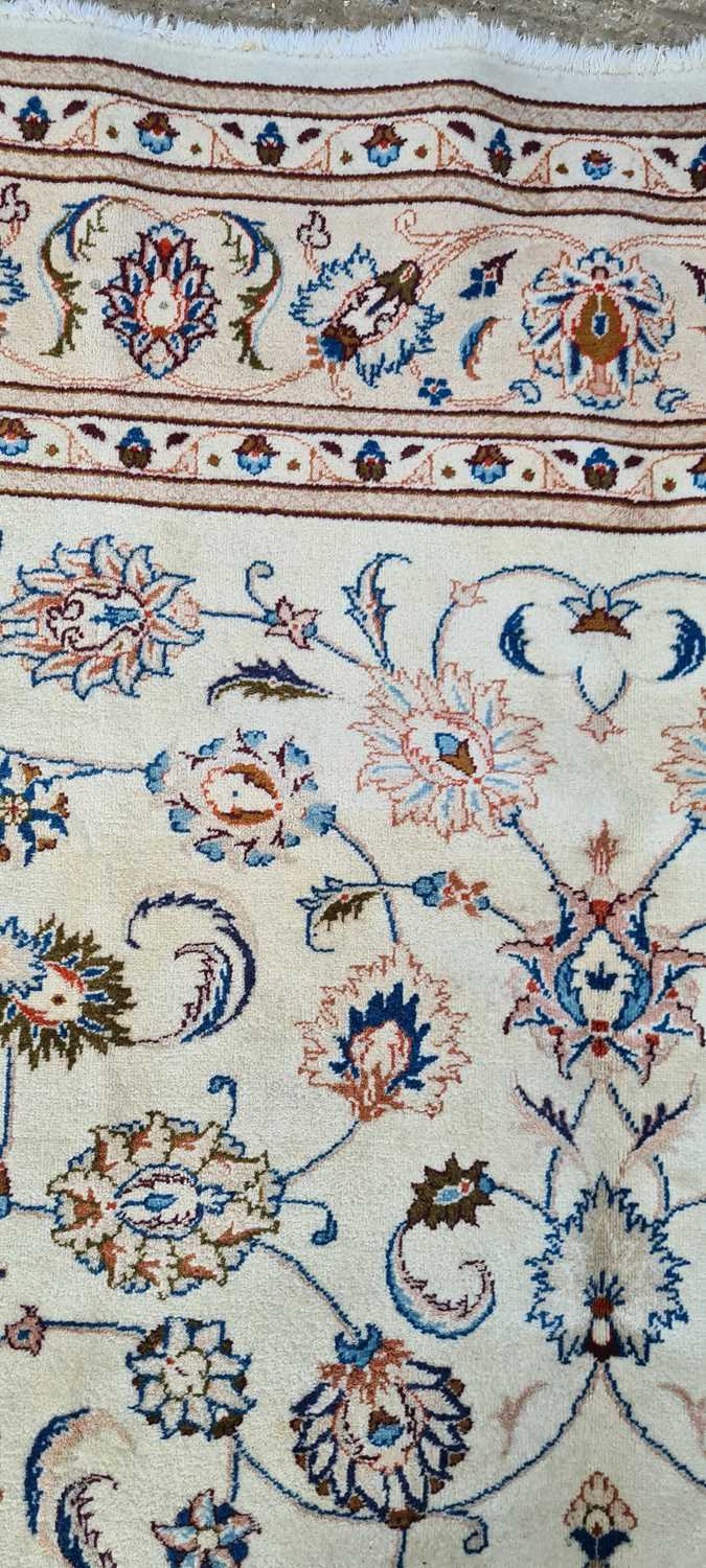 A Zeigler Mahal carpet - Image 3 of 19
