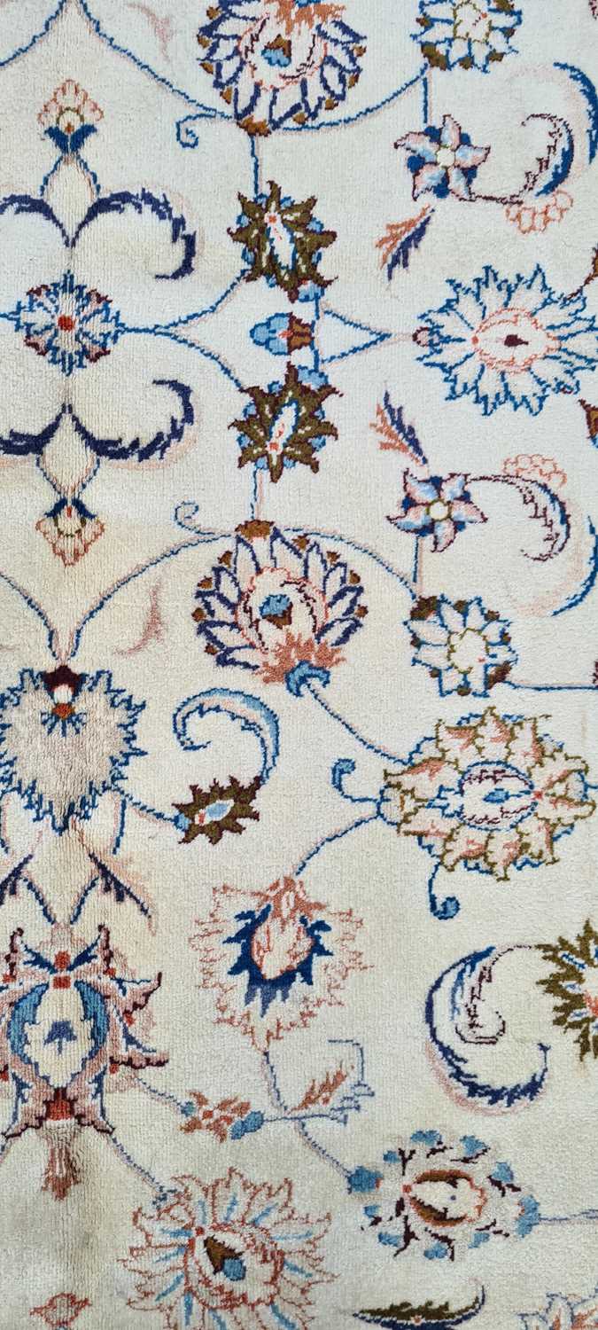 A Zeigler Mahal carpet - Image 11 of 19