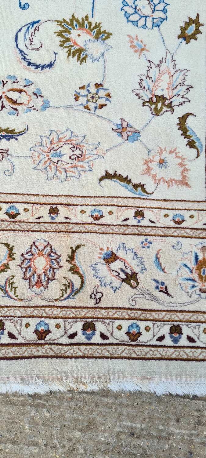A Zeigler Mahal carpet - Image 17 of 19