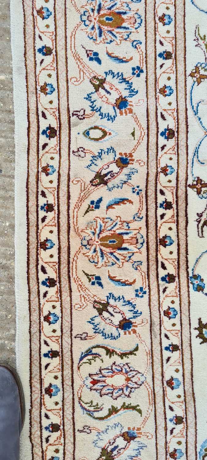 A Zeigler Mahal carpet - Image 10 of 19