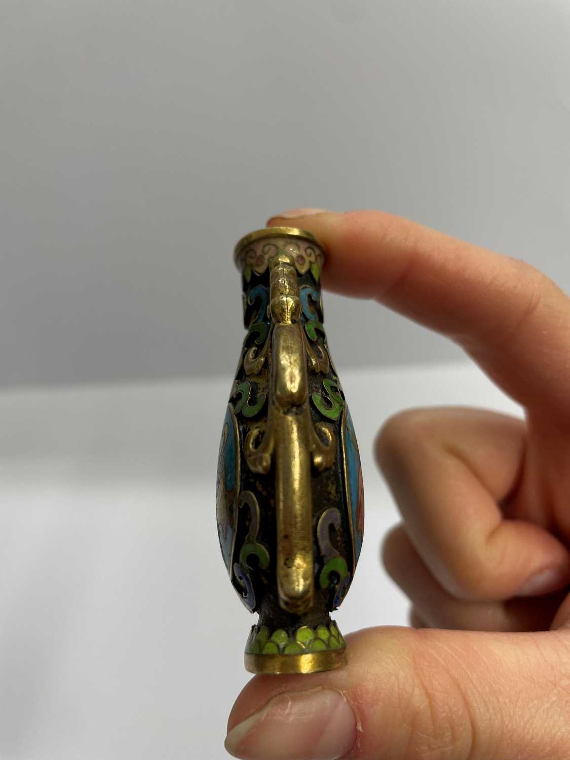 A Chinese cloisonné snuff bottle, - Image 5 of 12
