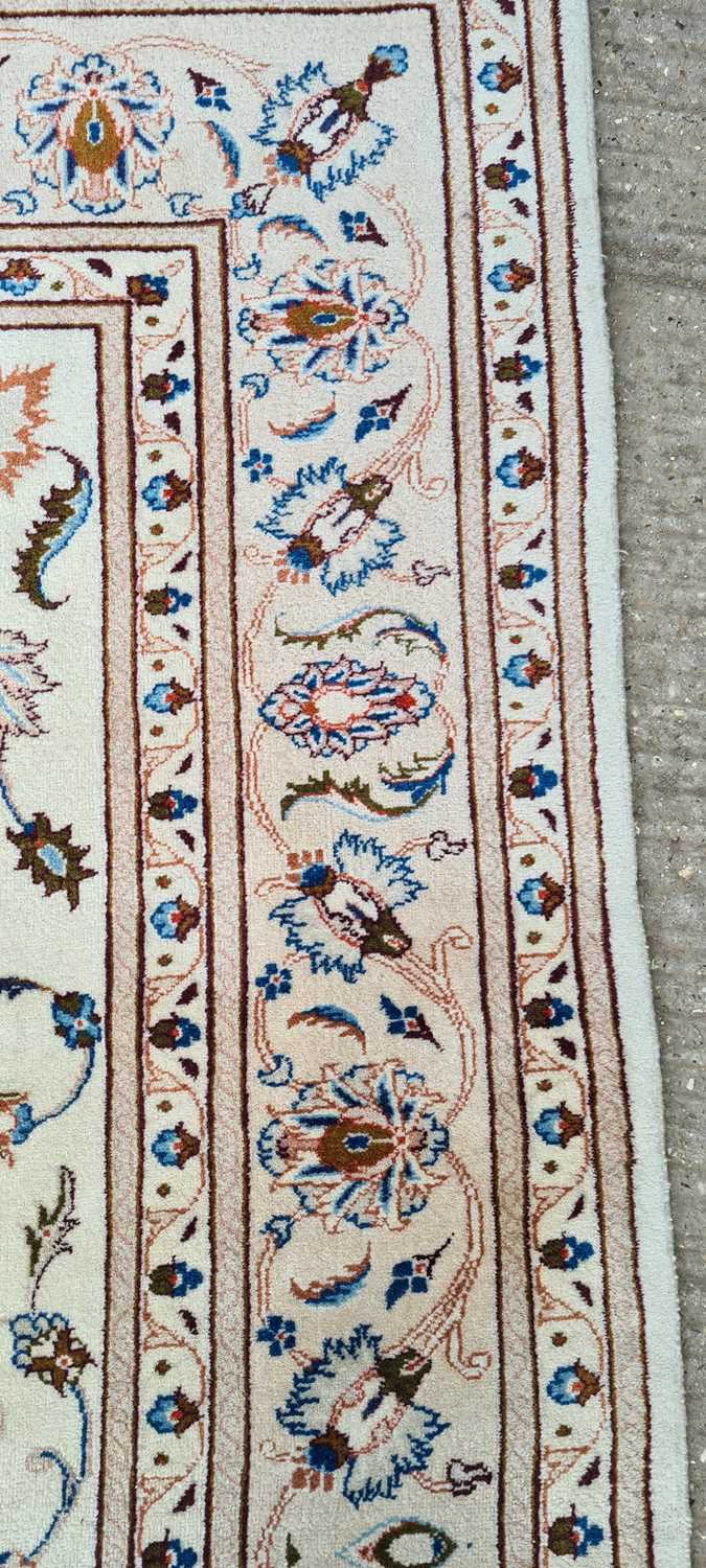 A Zeigler Mahal carpet - Image 19 of 19