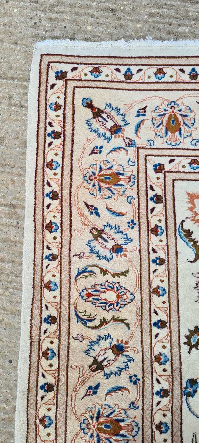 A Zeigler Mahal carpet - Image 4 of 19