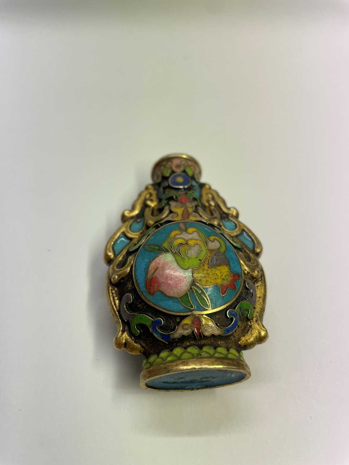 A Chinese cloisonné snuff bottle, - Image 4 of 12