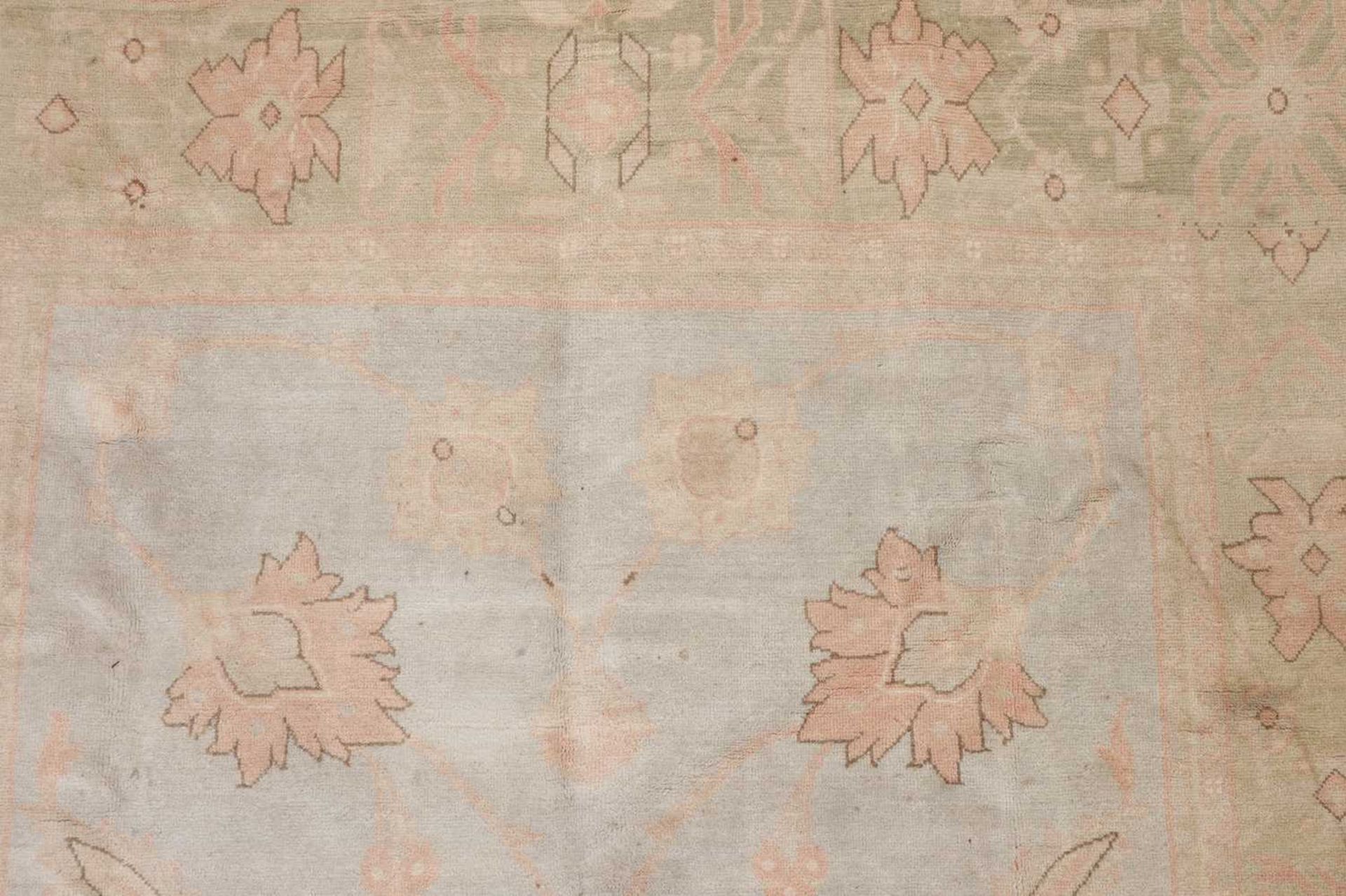 An Oushak wool carpet of Ziegler design, - Bild 5 aus 19