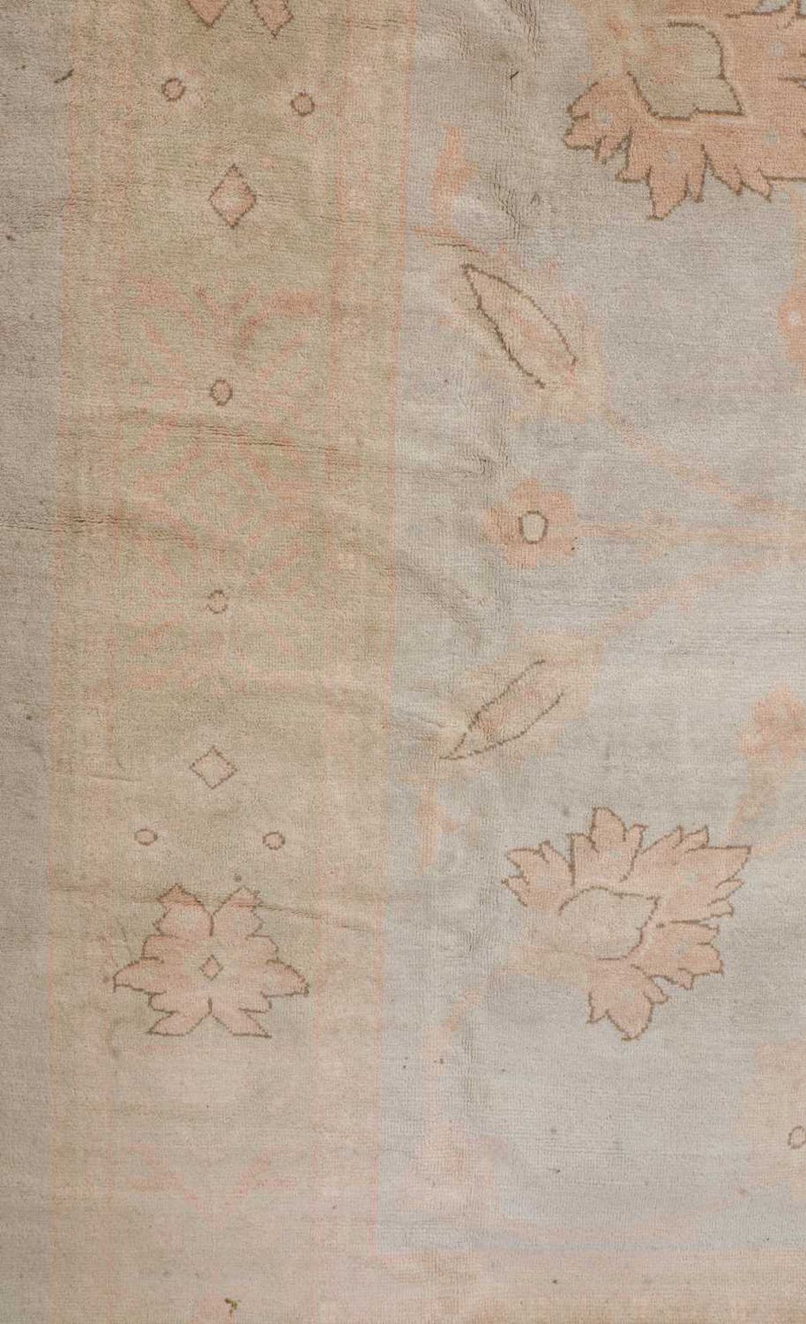 An Oushak wool carpet of Ziegler design, - Bild 2 aus 19
