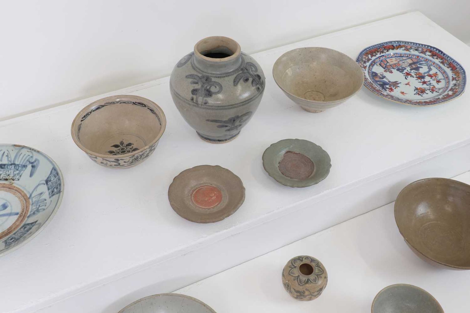 A collection of ceramic bowls and vases, - Bild 12 aus 18