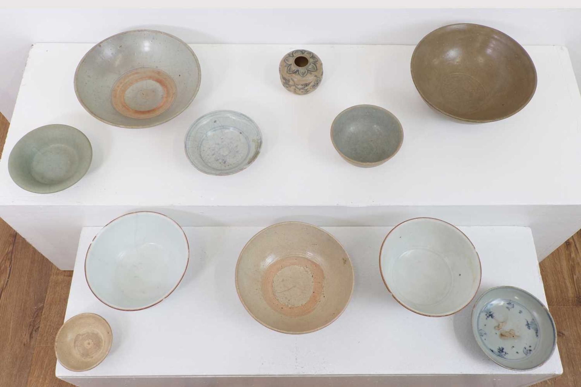 A collection of ceramic bowls and vases, - Bild 10 aus 18