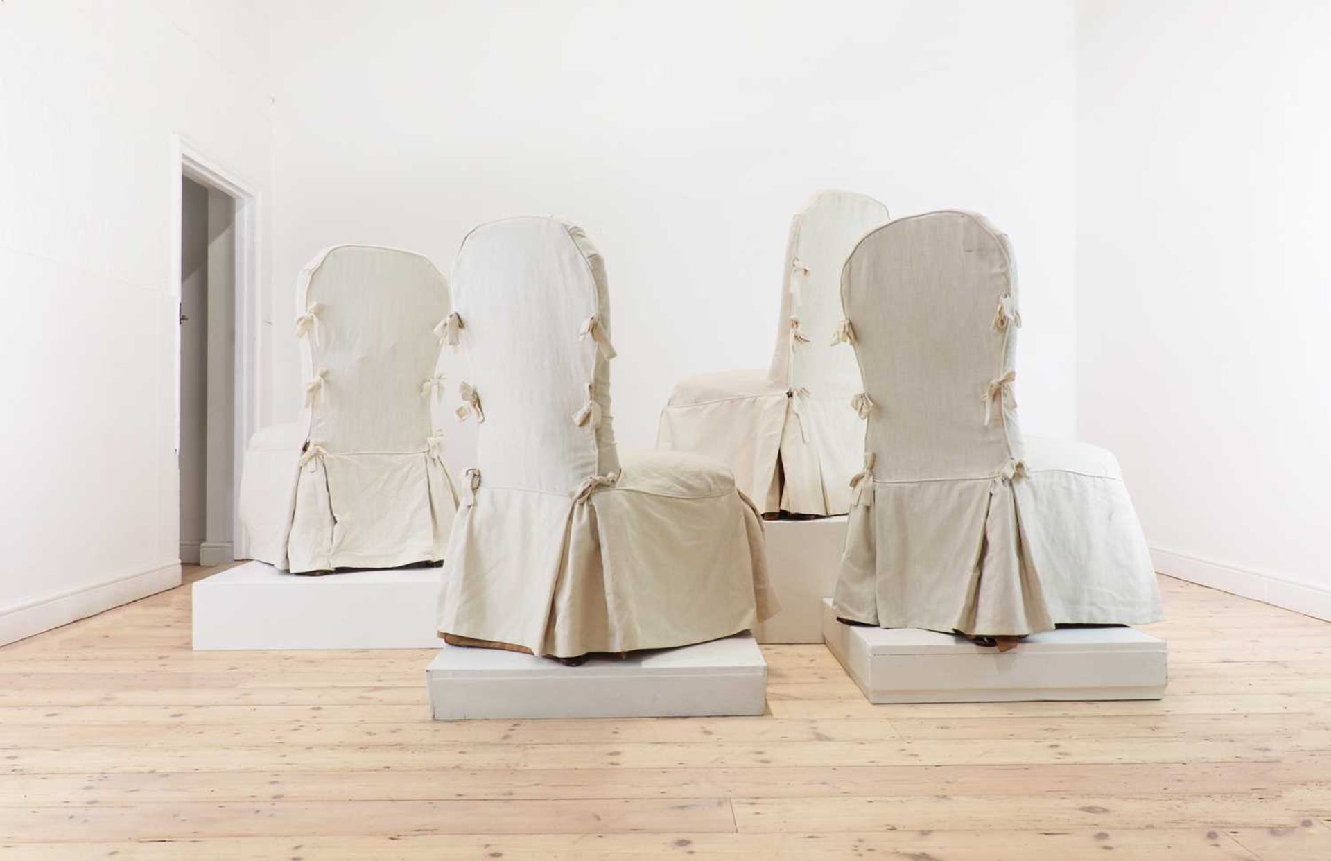 A set of ten George II-style mahogany dining chairs, - Bild 3 aus 15