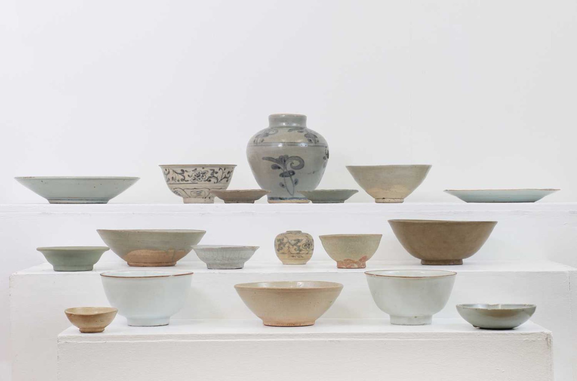 A collection of ceramic bowls and vases, - Bild 6 aus 18