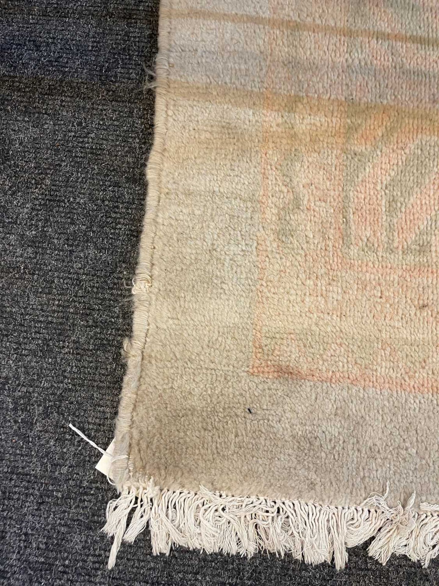An Oushak wool carpet of Ziegler design, - Bild 8 aus 19