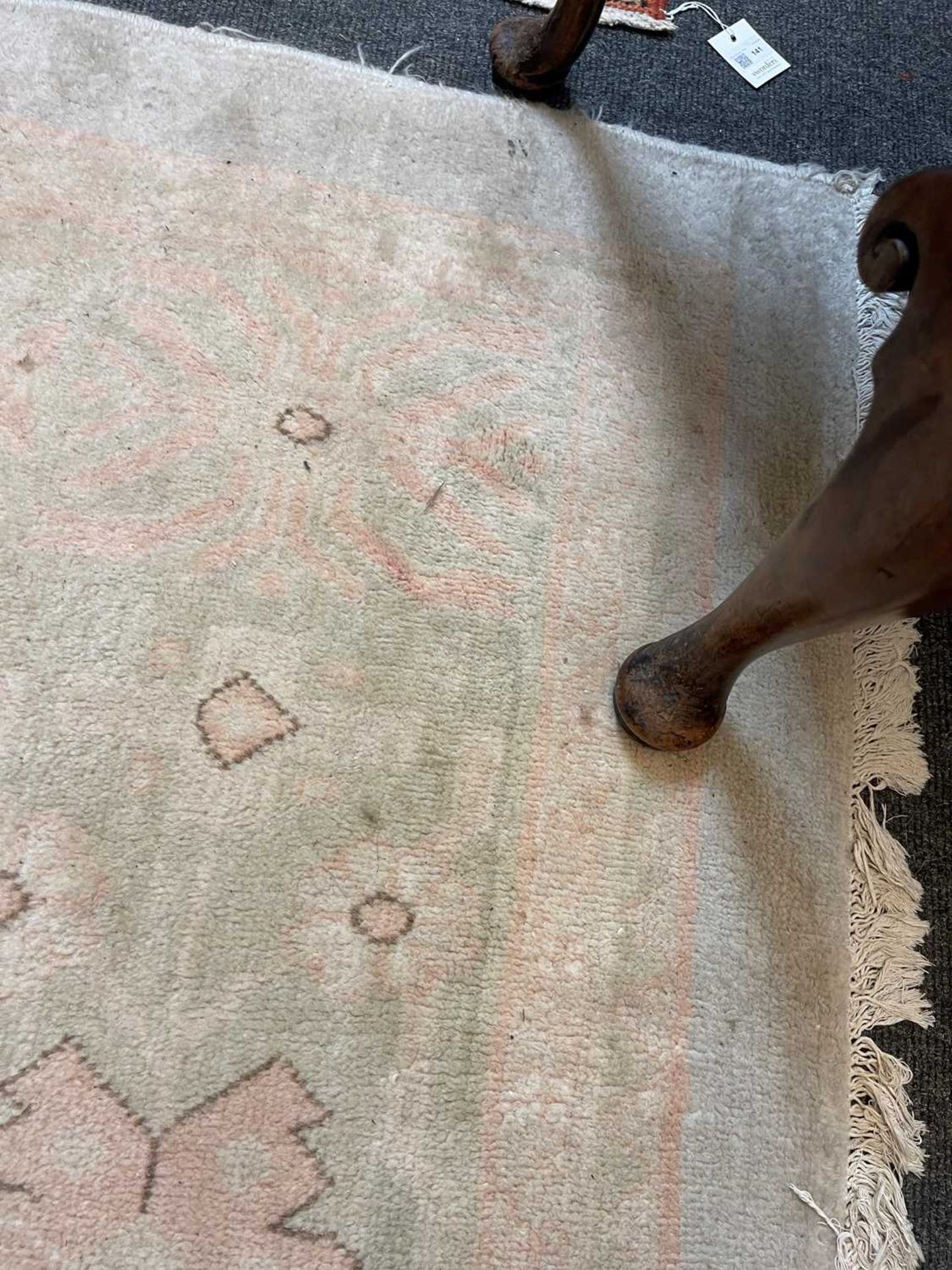 An Oushak wool carpet of Ziegler design, - Bild 16 aus 19