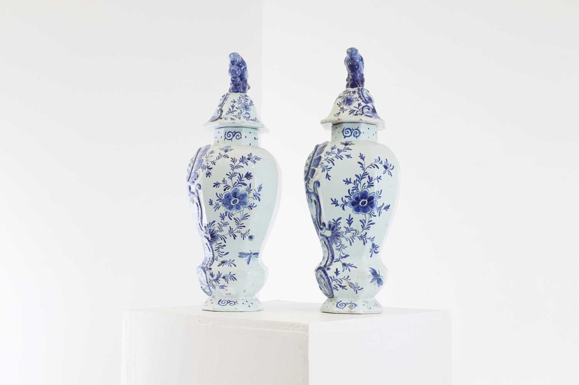 A pair of tin-glazed earthenware vases and covers, - Bild 6 aus 44