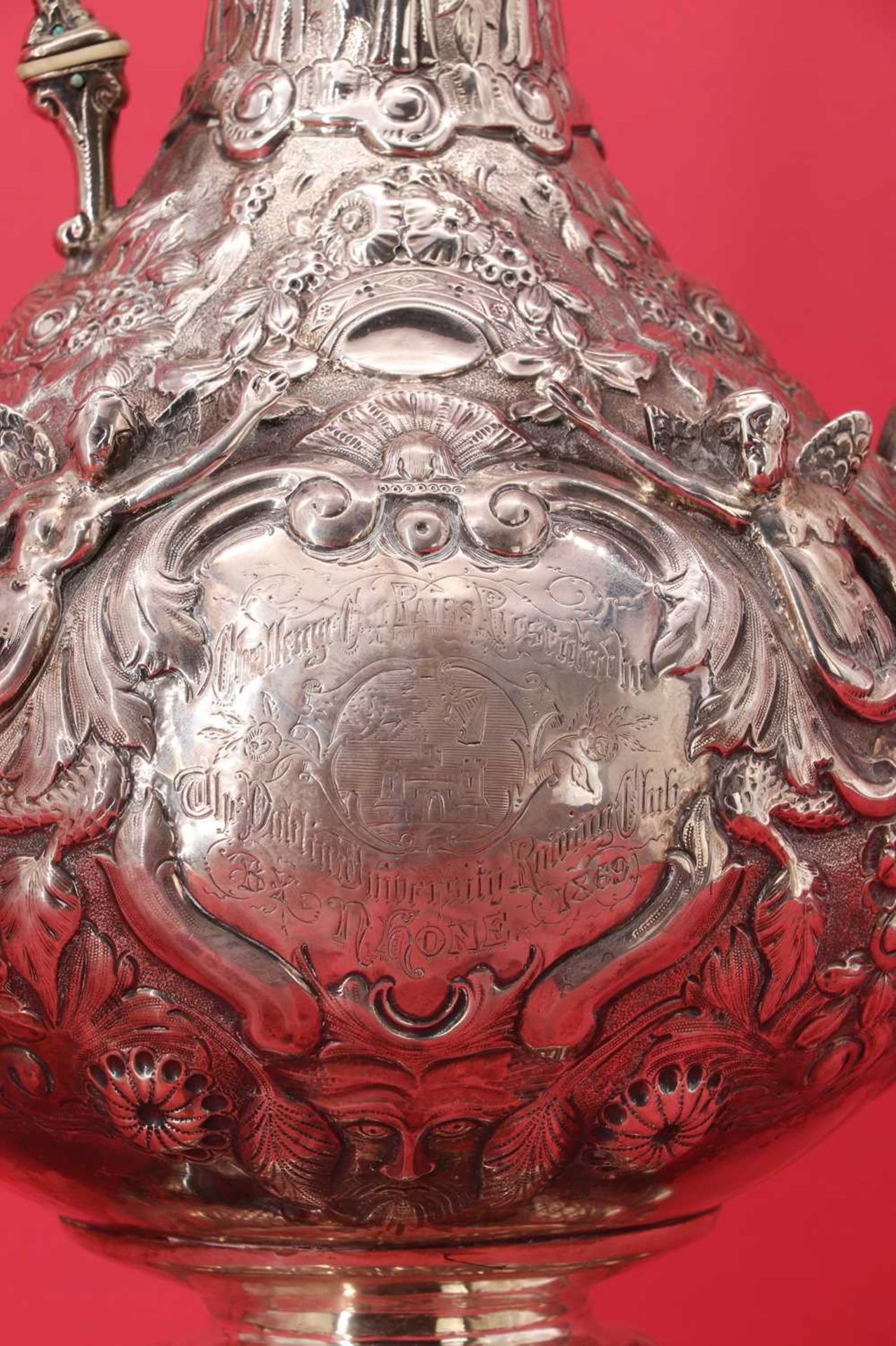 An Victorian Irish silver Armada pattern claret jug, - Bild 11 aus 23
