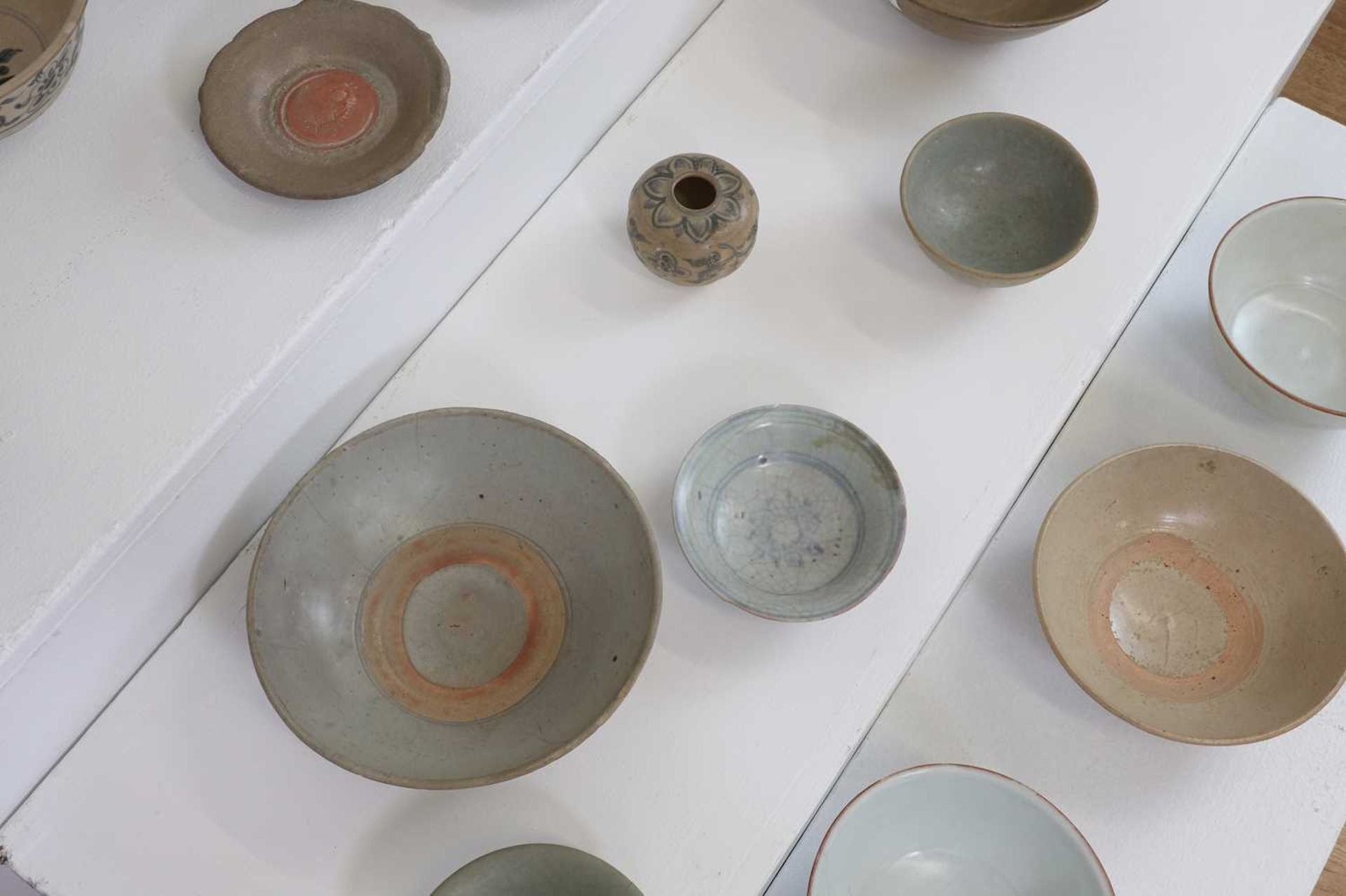 A collection of ceramic bowls and vases, - Bild 11 aus 18