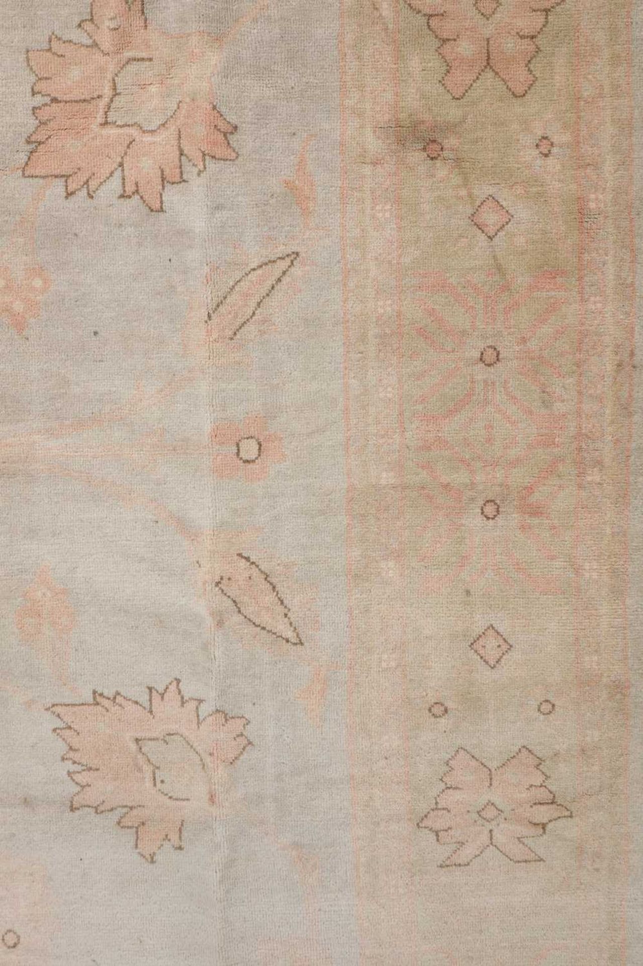 An Oushak wool carpet of Ziegler design, - Bild 3 aus 19