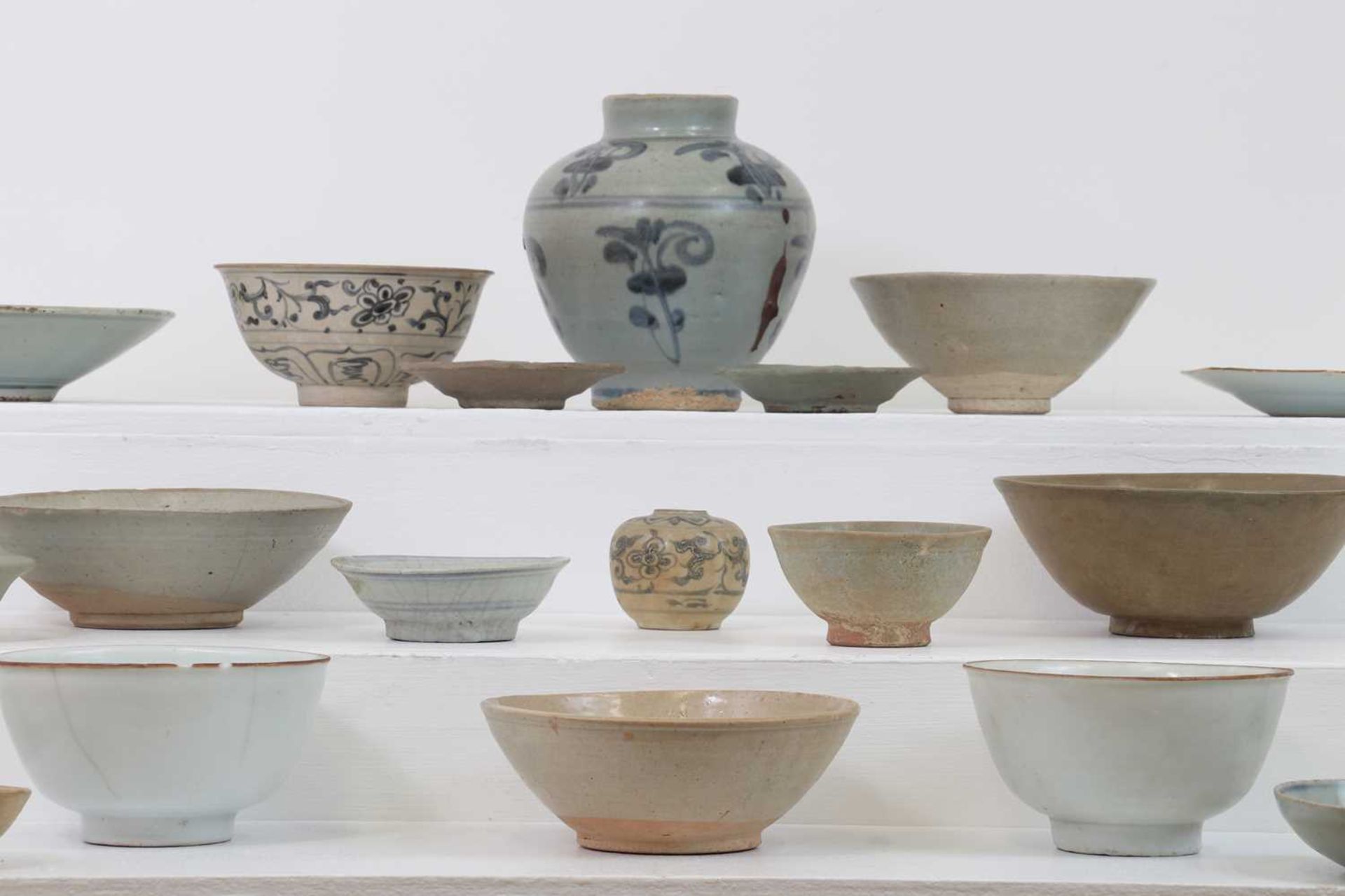 A collection of ceramic bowls and vases, - Bild 5 aus 18