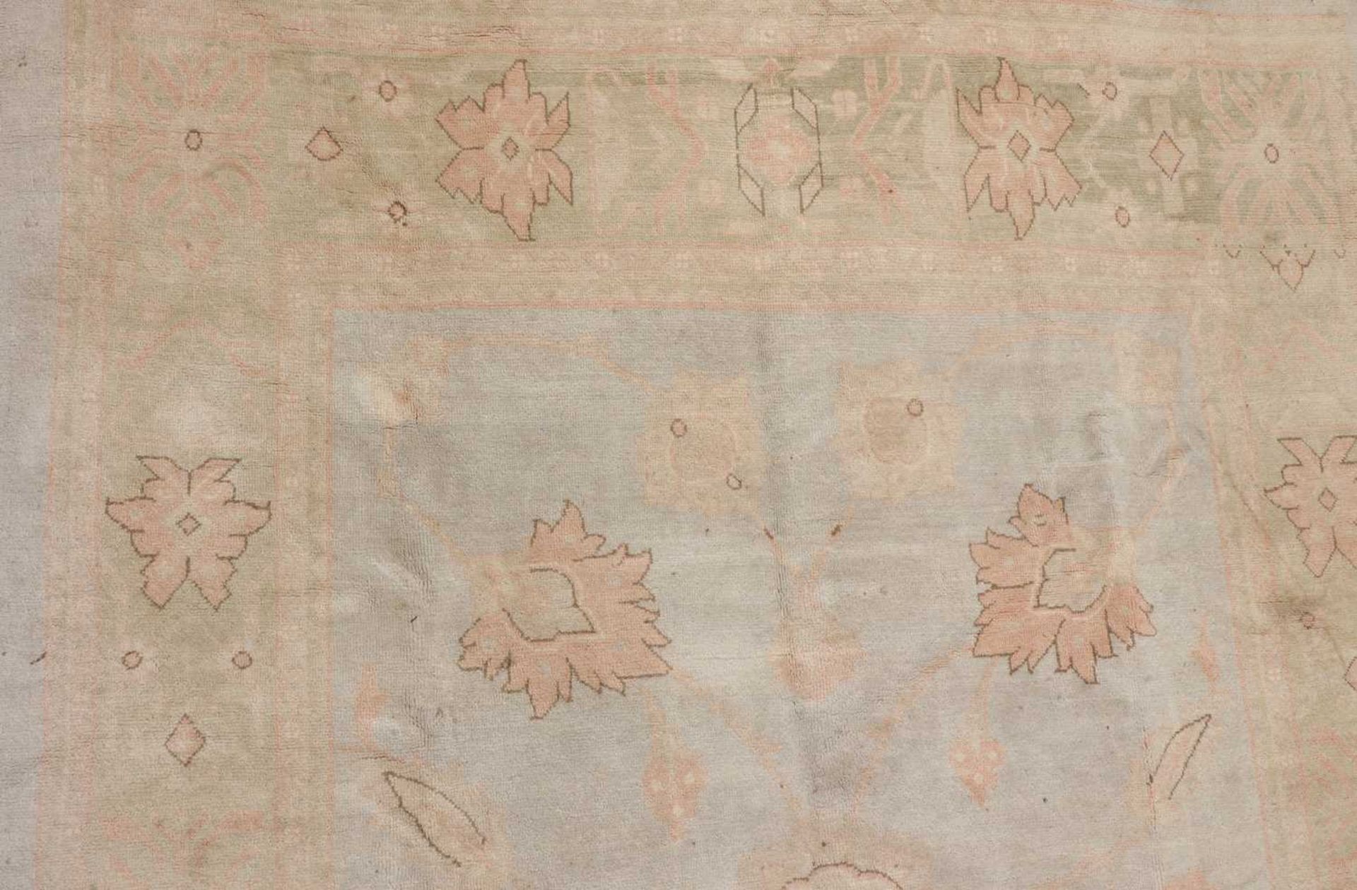 An Oushak wool carpet of Ziegler design, - Bild 4 aus 19