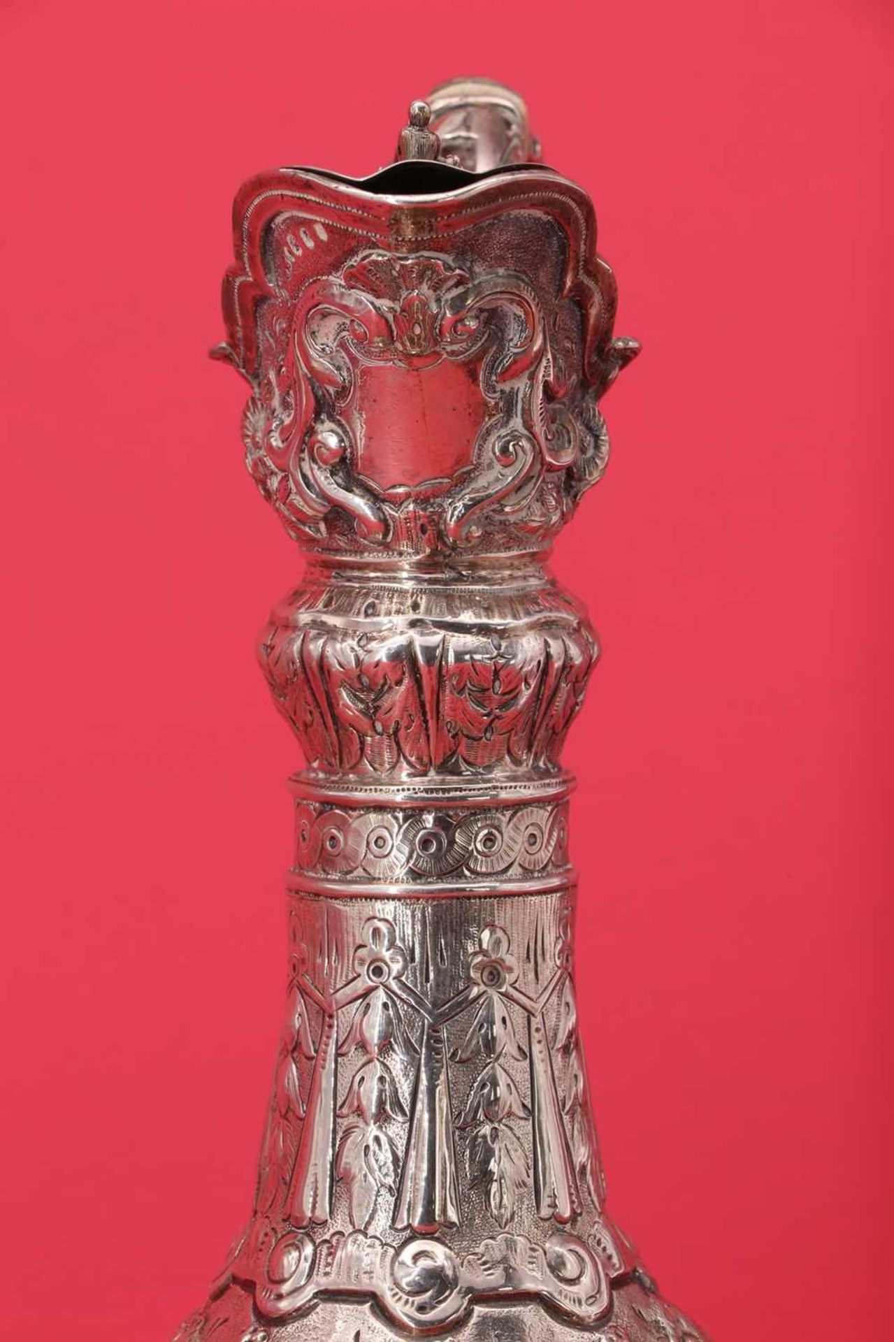 An Victorian Irish silver Armada pattern claret jug, - Bild 6 aus 23