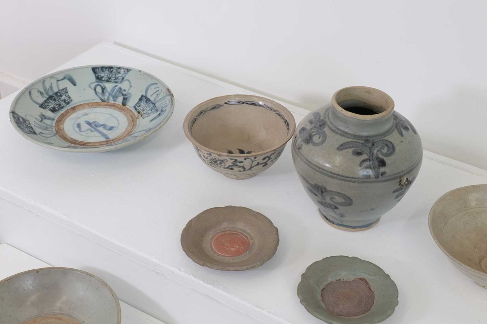 A collection of ceramic bowls and vases, - Bild 9 aus 18