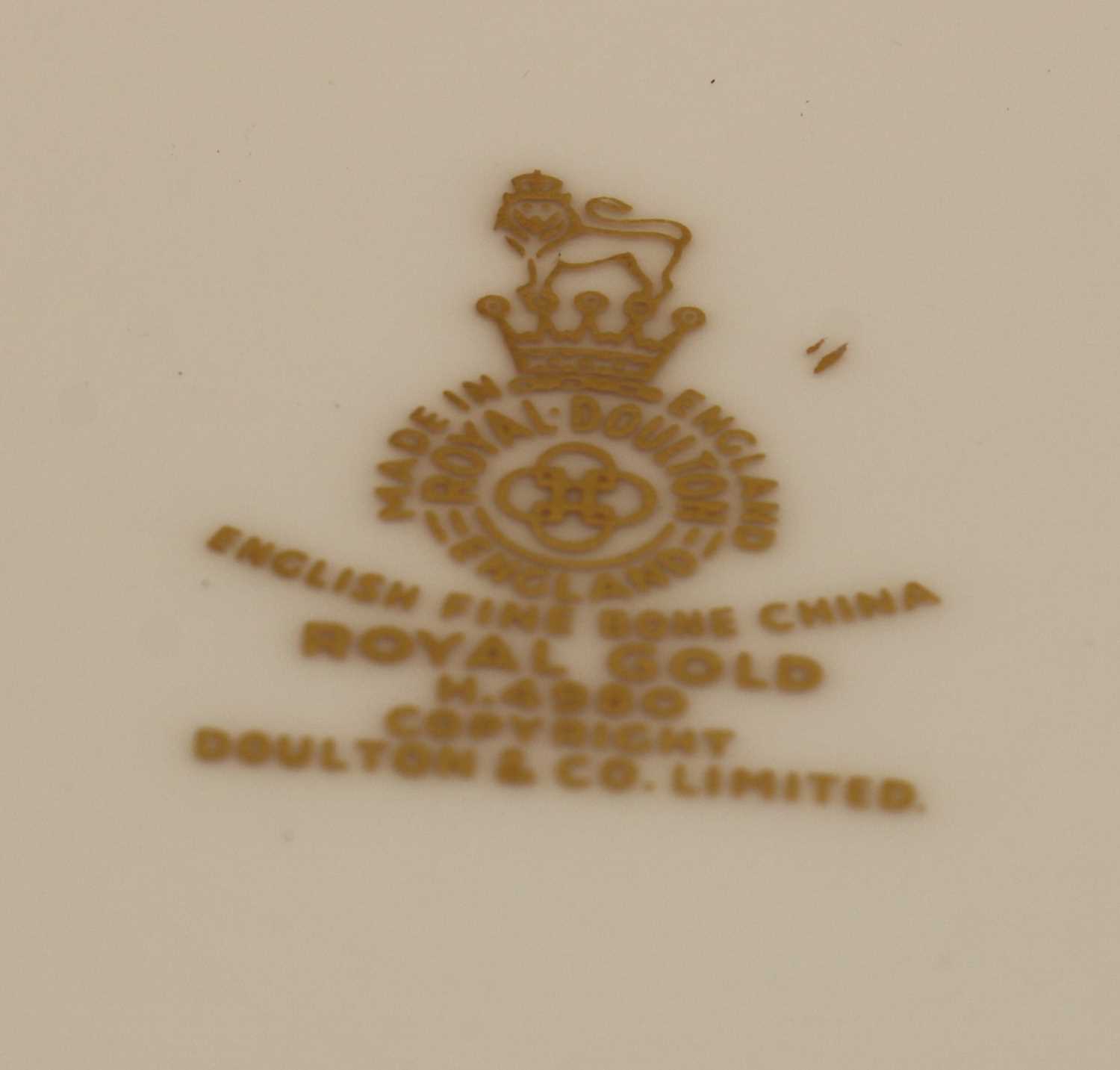 A Royal Doulton porcelain 'Royal Gold' pattern dinner service - Image 3 of 4