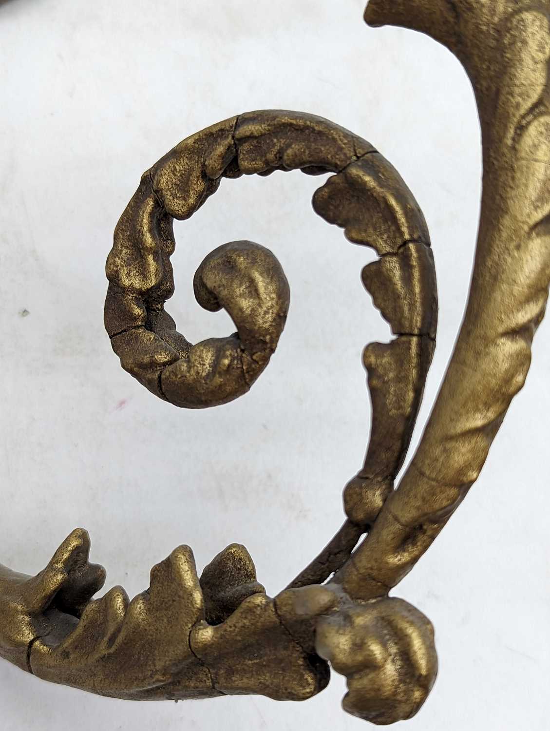 A pair of gilt and composition wall sconces - Image 8 of 27