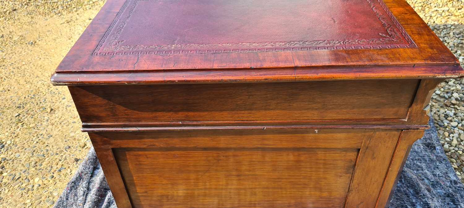 An Edwardian mahogany pedestal desk - Image 22 of 43