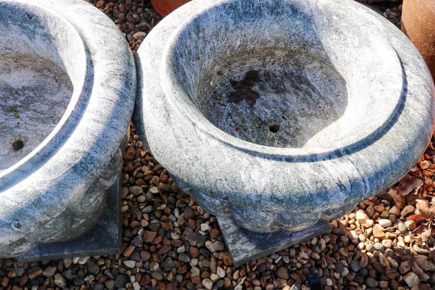 A pair of granite garden urns - Image 5 of 5