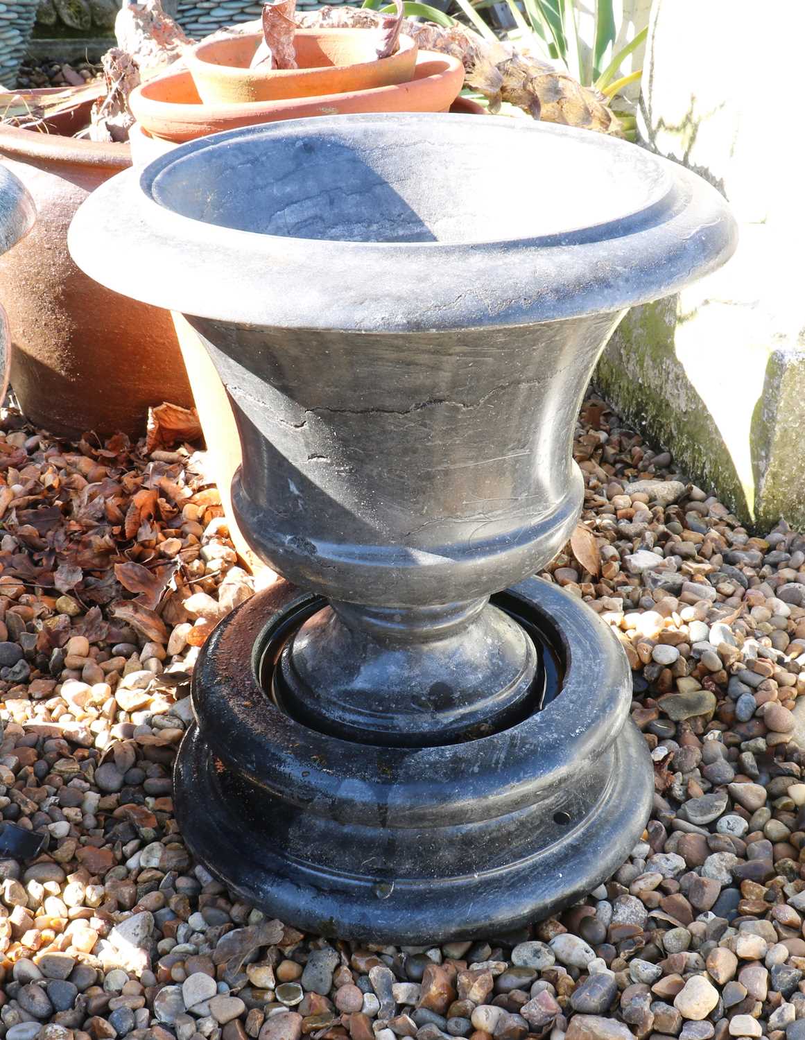 A pair of granite garden urns - Image 3 of 5