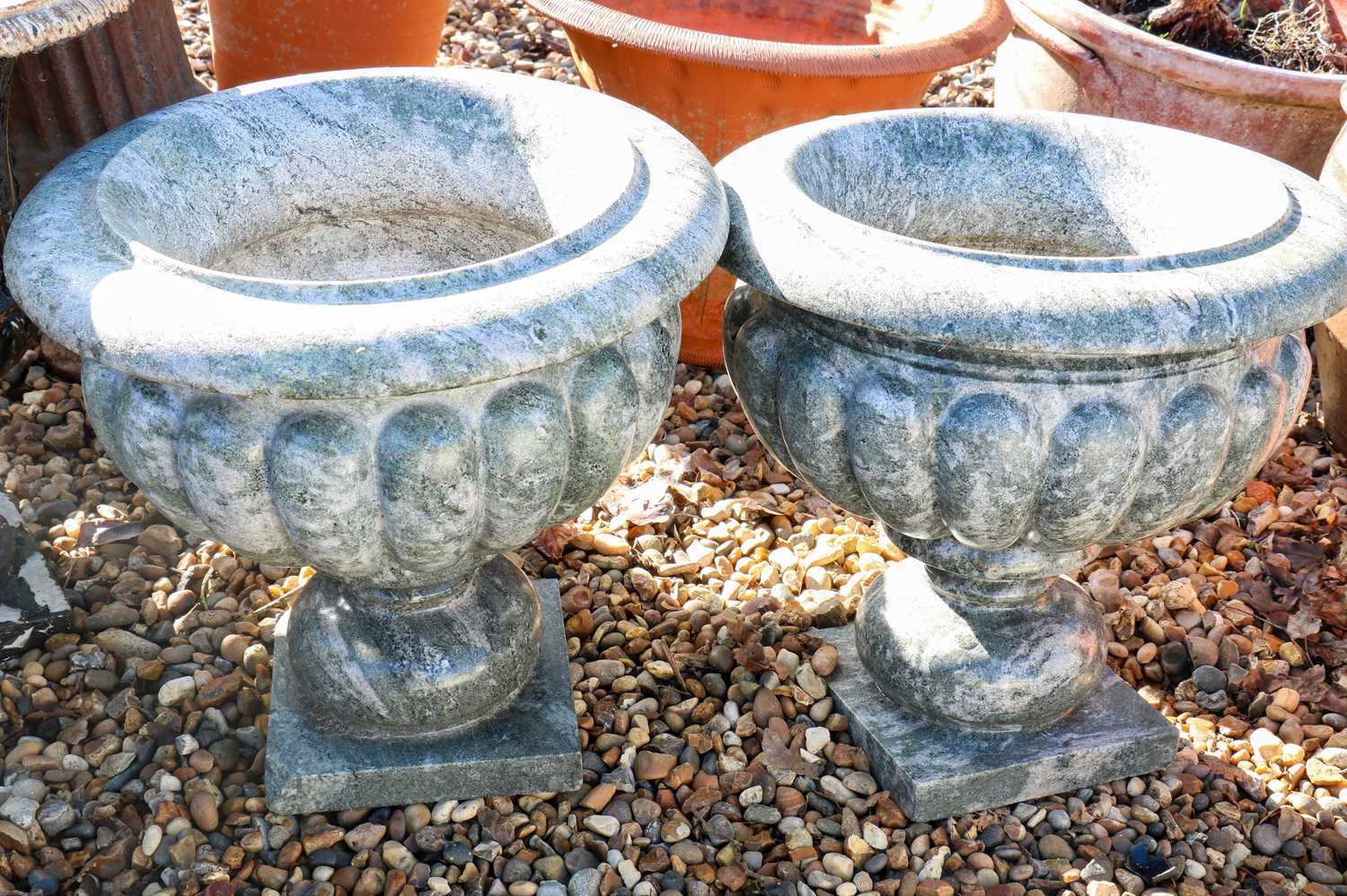 A pair of granite garden urns - Image 4 of 5