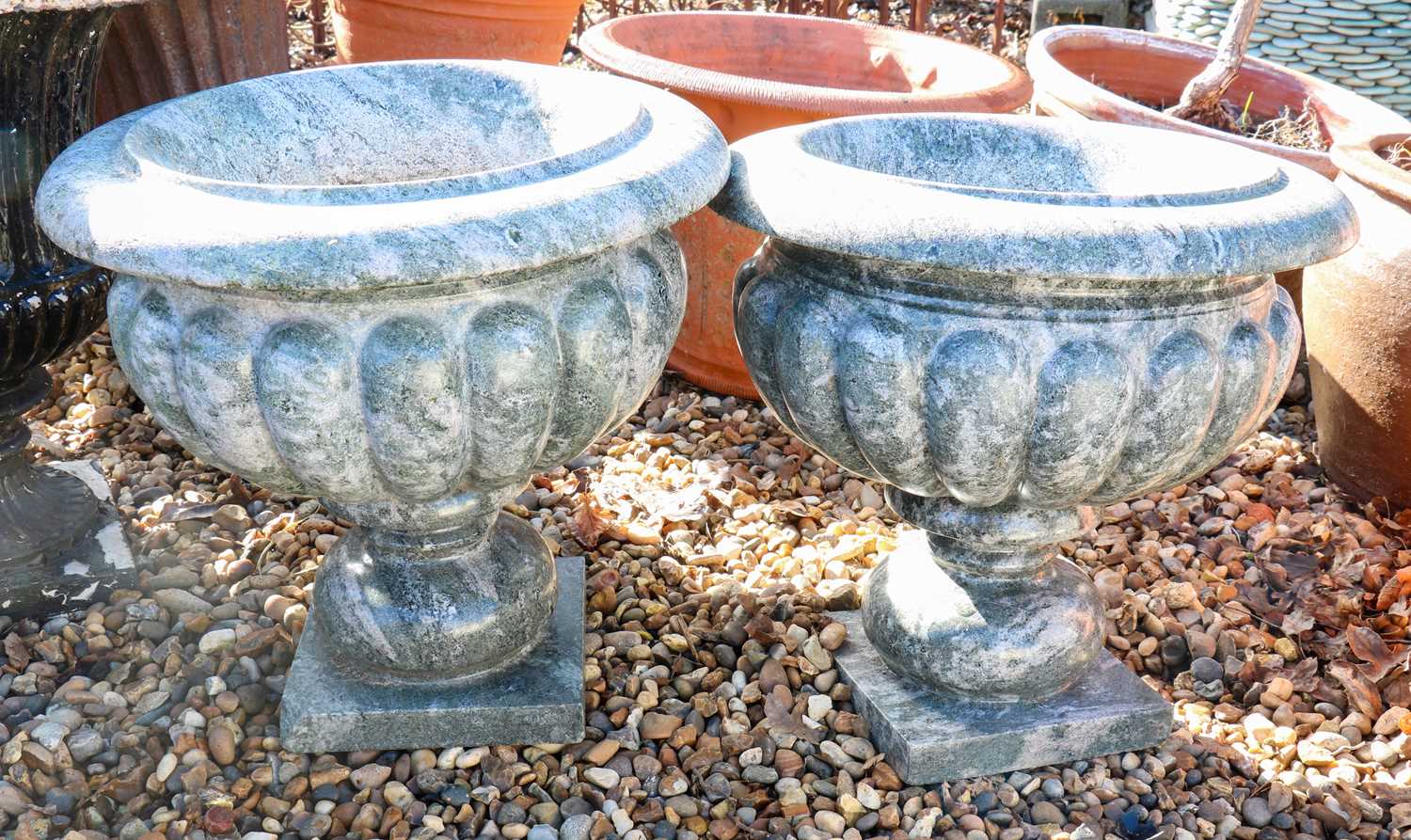 A pair of granite garden urns - Image 2 of 5