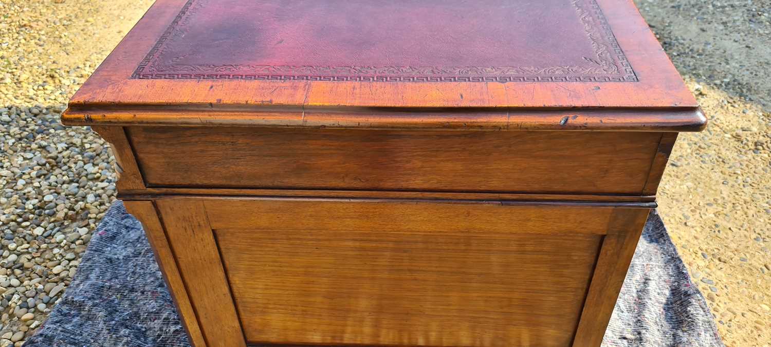 An Edwardian mahogany pedestal desk - Image 32 of 43