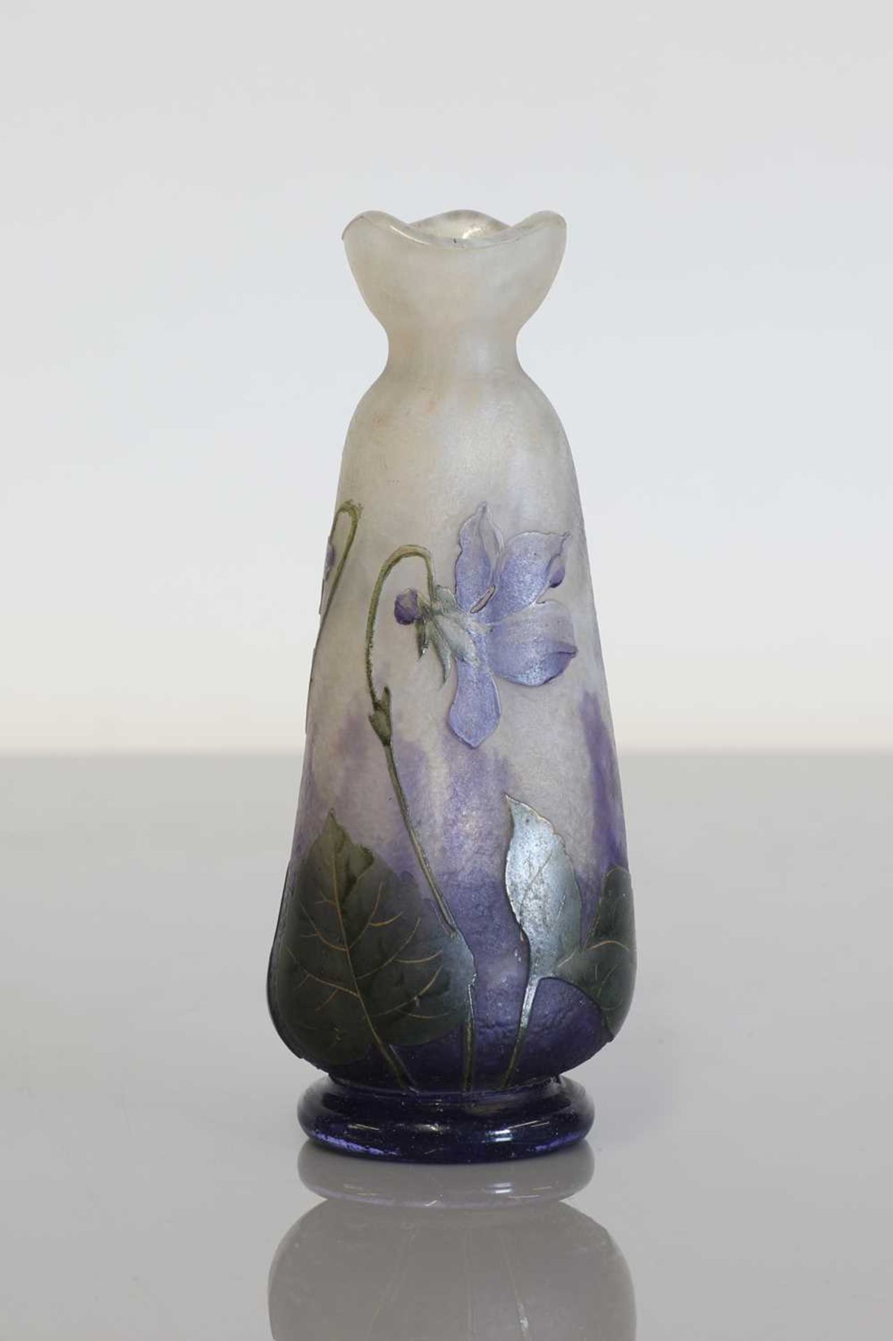 A Daum 'Violets' cameo glass vase, - Bild 2 aus 3