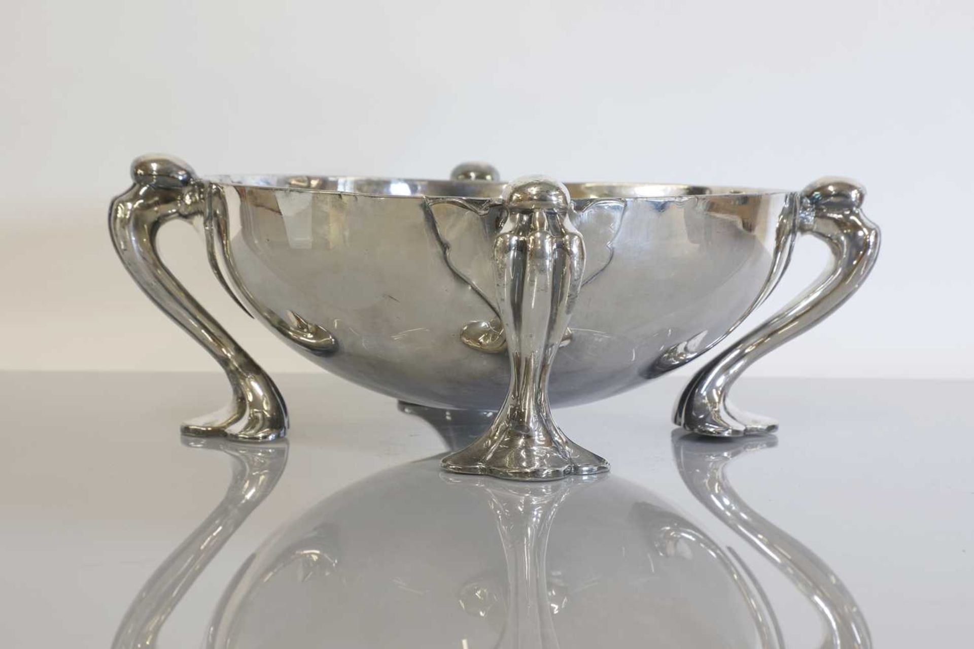A Liberty & Co. Tudric pewter bowl, - Bild 2 aus 4