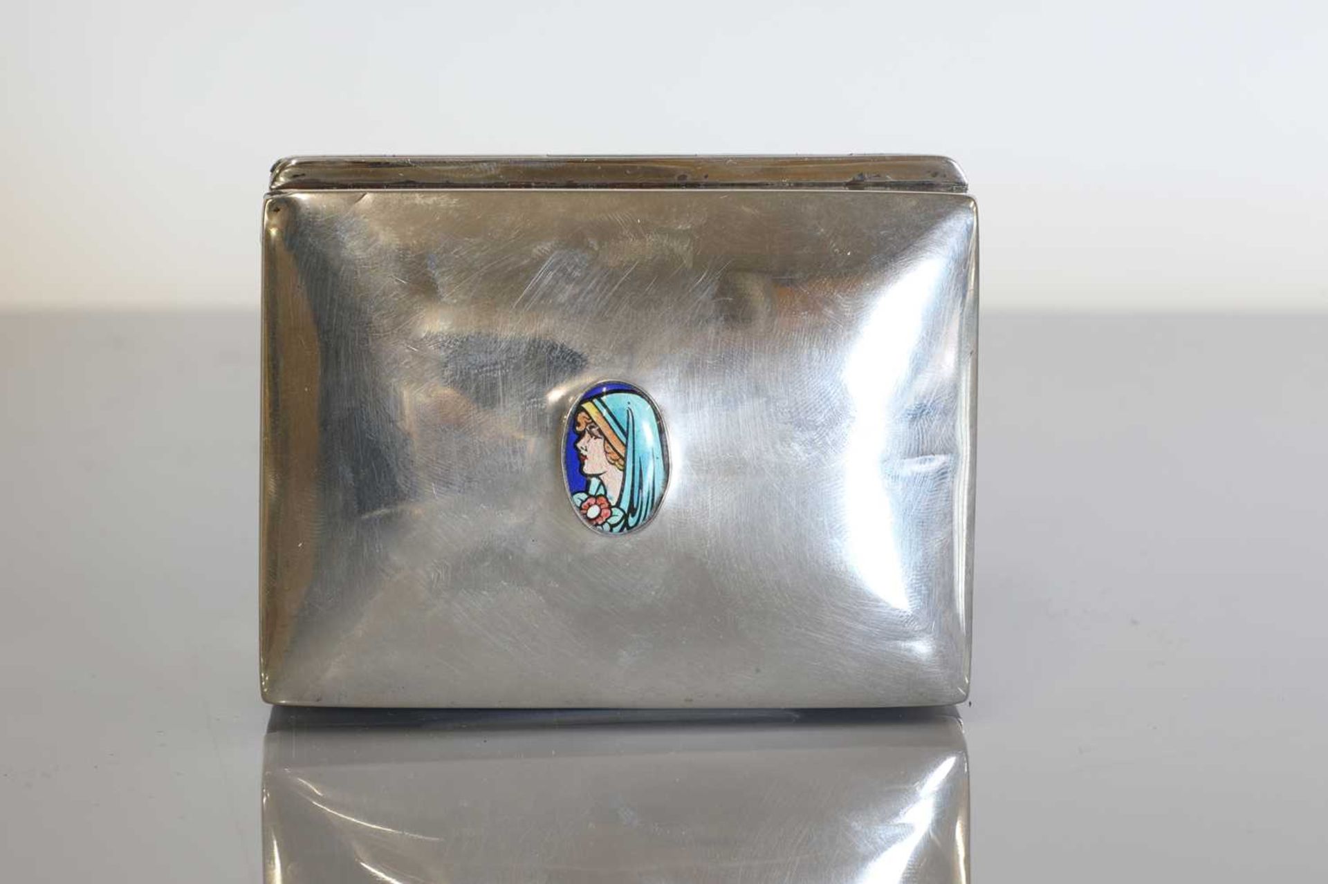 An Art Nouveau silver cigarette box,